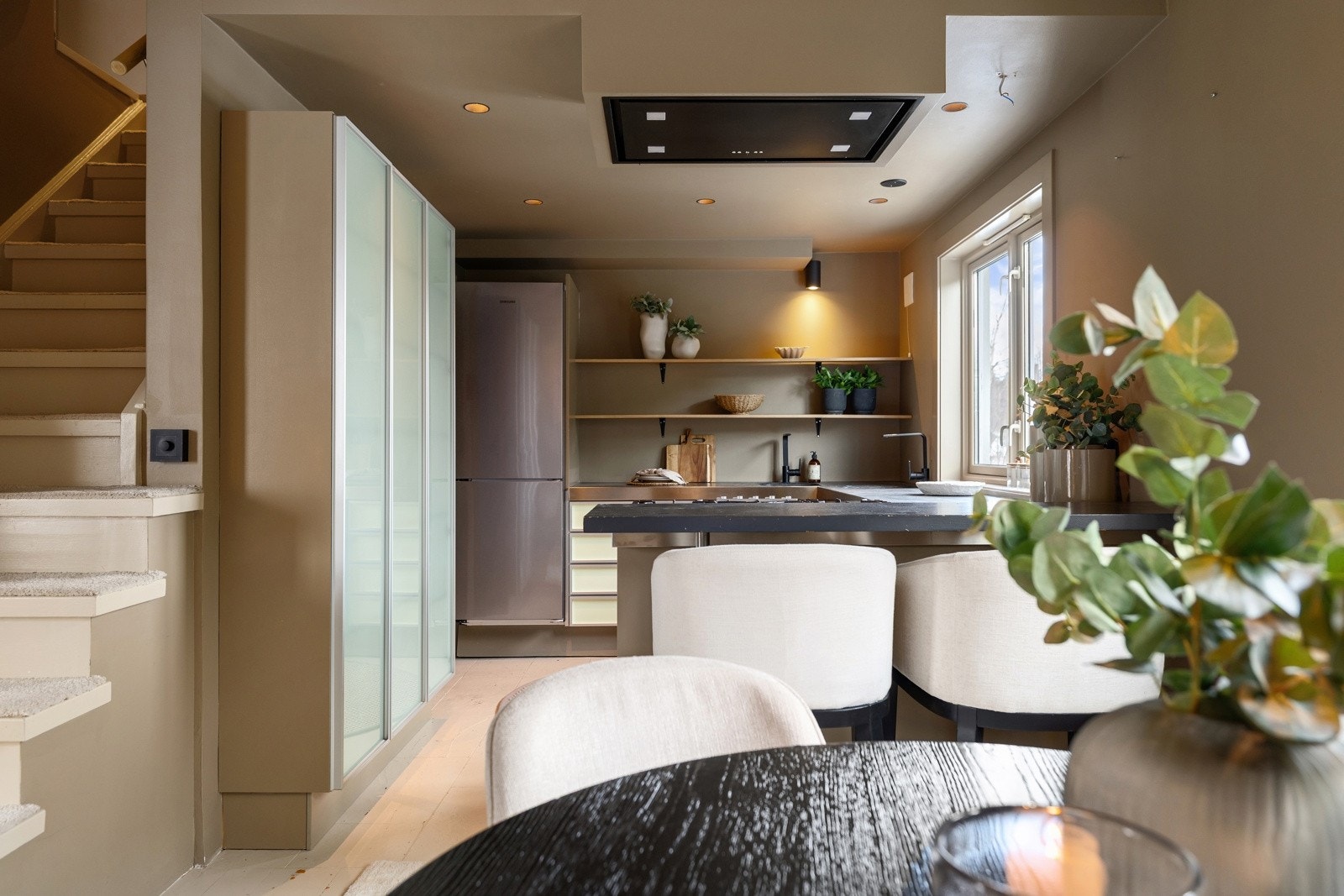 Stilrent og praktisk kjøkken med god benkeplass og en effektiv U-formet løsning. Galleribilde