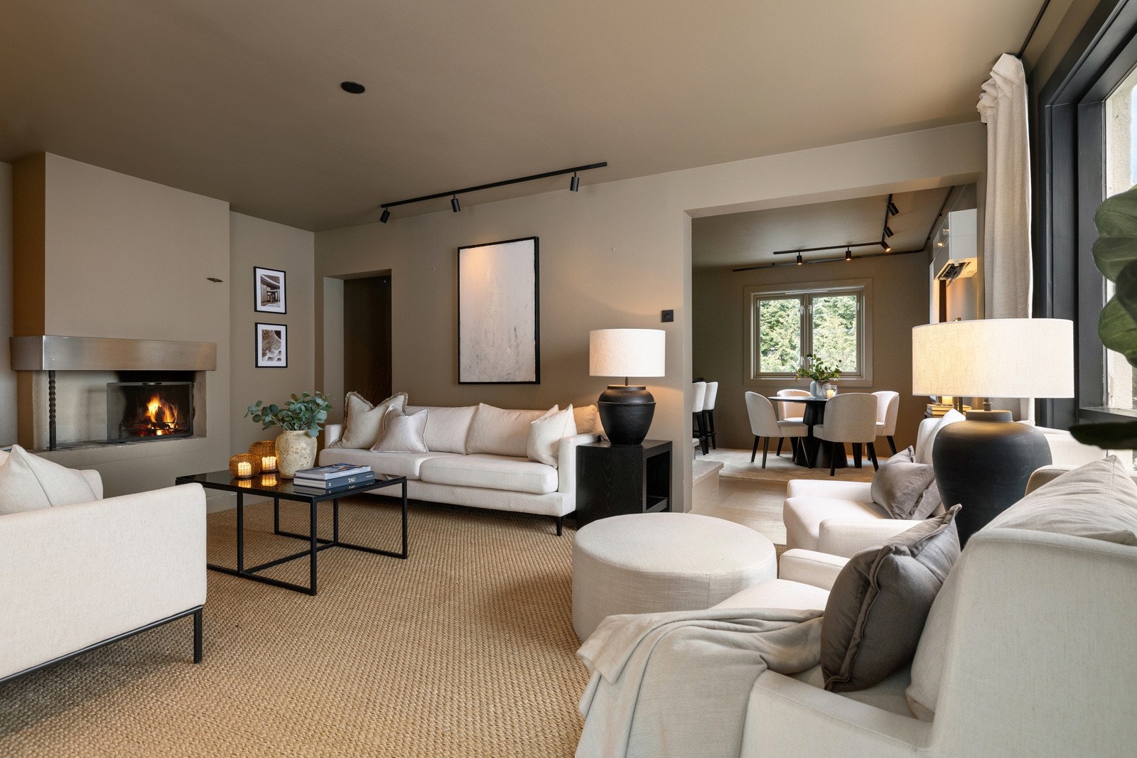 Nøytrale farger, behagelige materialer og moderne belysning gir rommet en rolig og innbydende atmosfære. Galleribilde