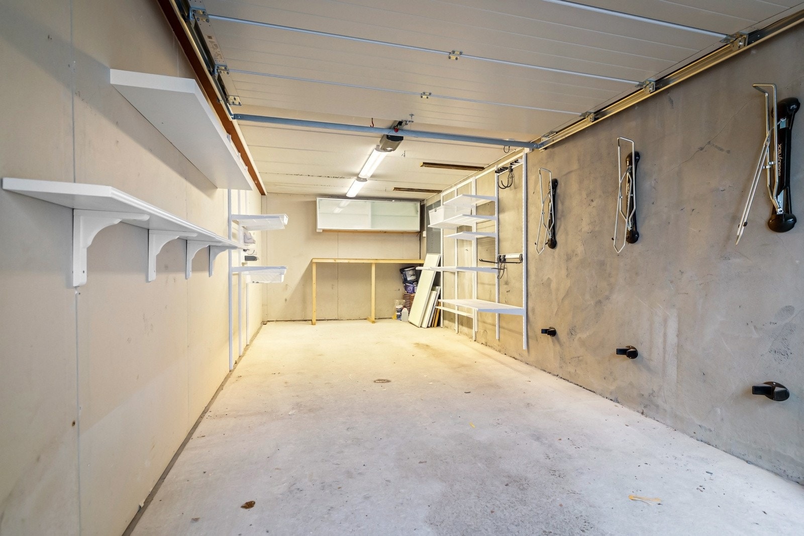 Garasje med gode oppbevaringsmuligheter. Galleribilde