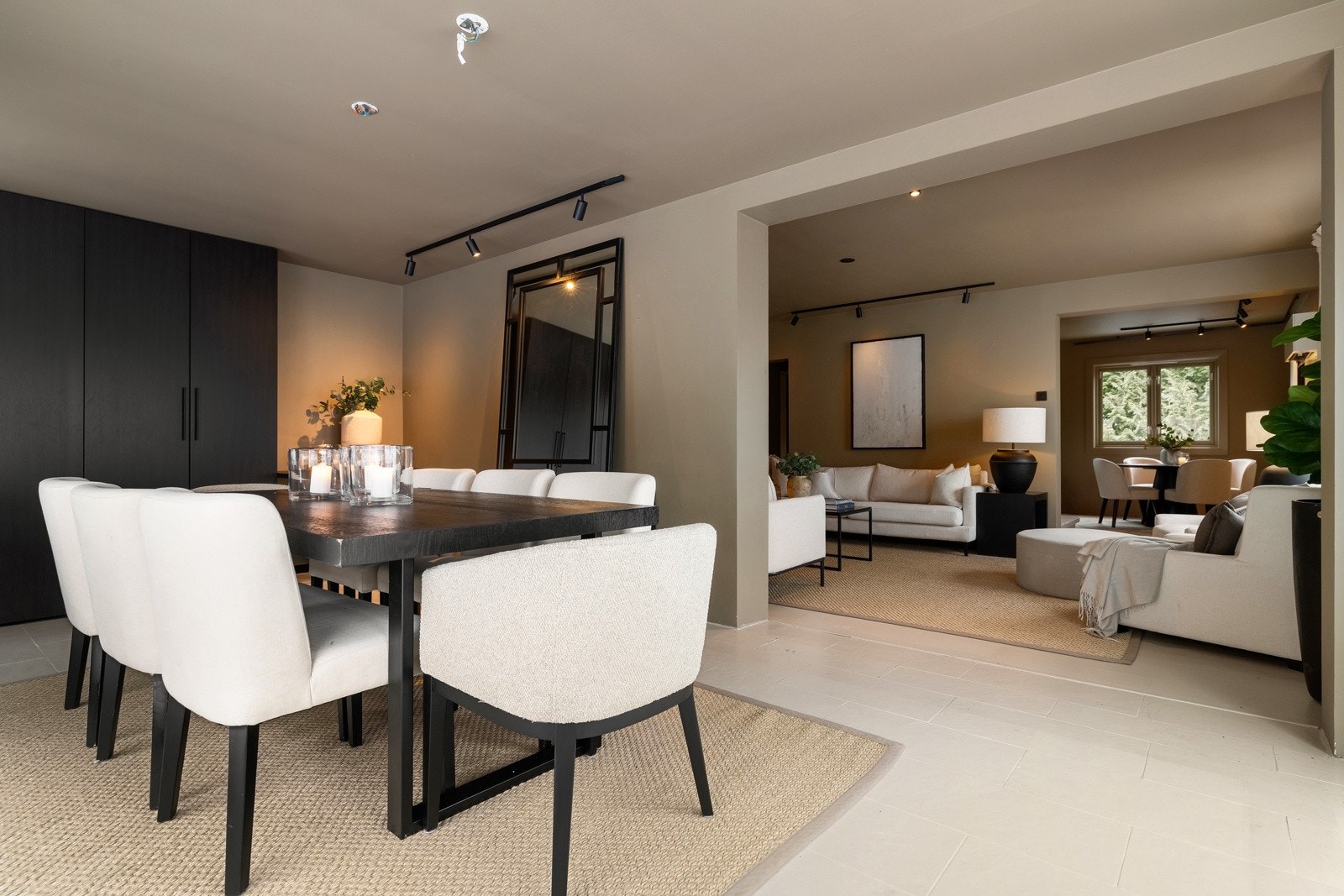 Rommet ligger i åpen forbindelse med stuen, noe som gir en fin flyt og gjør det enkelt å samle familie og venner. Galleribilde