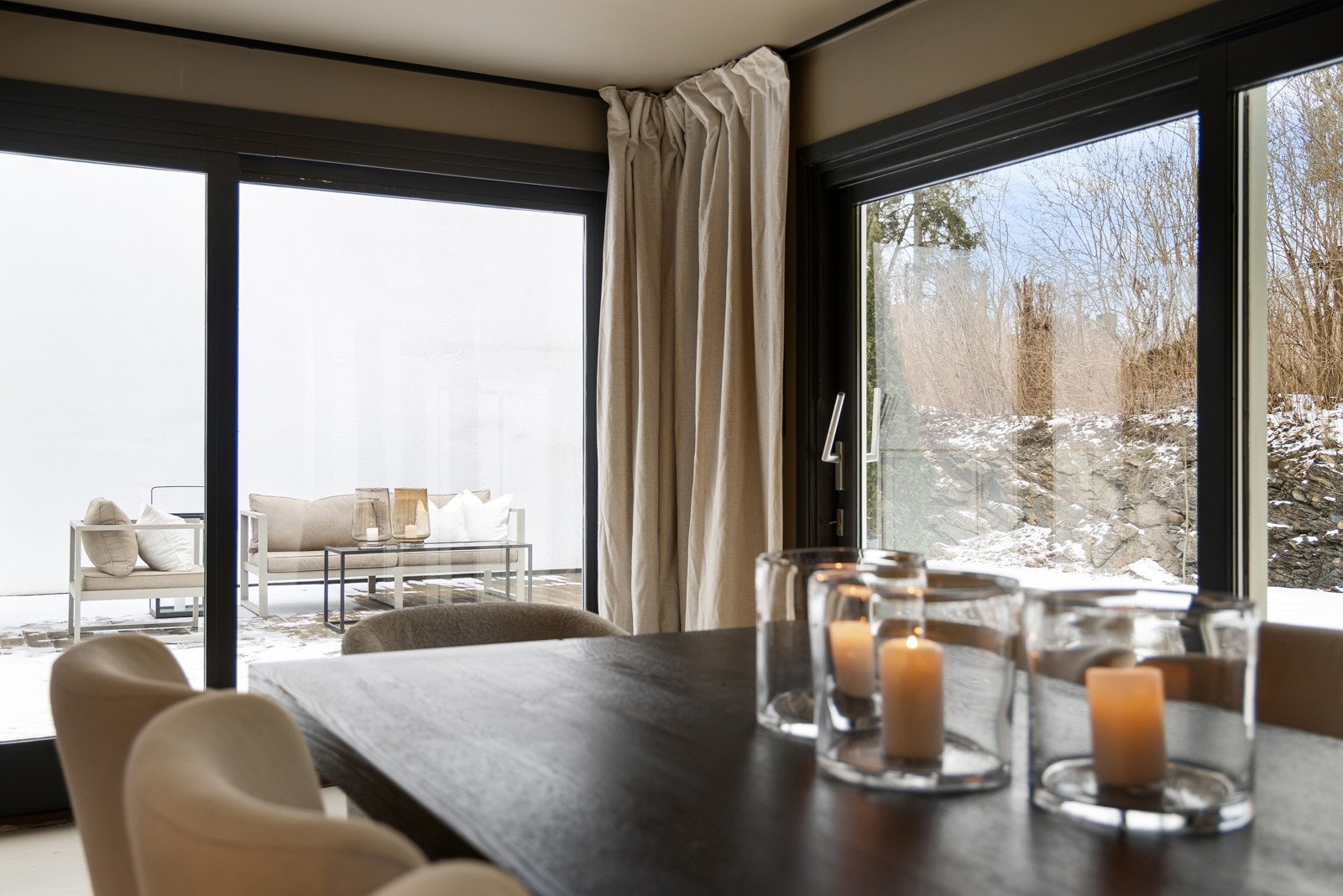 Herfra er det direkte adkomst til en hyggelig terrasse med gode solforhold og fine møbleringsmuligheter. Galleribilde