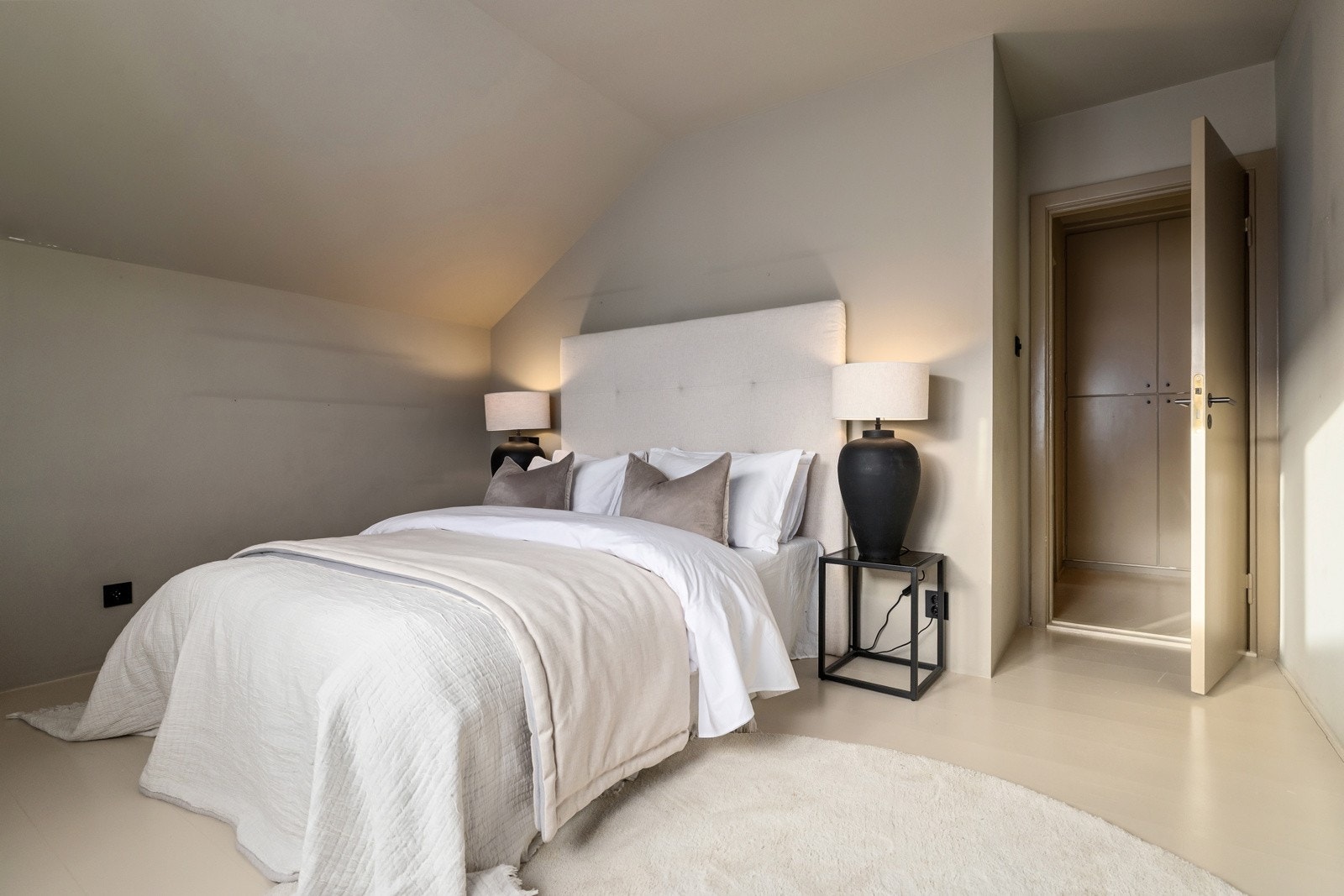 Rommene har fine lysforhold og en behagelig atmosfære, godt tilpasset både voksne, barn og hjemmekontor etter behov. Galleribilde