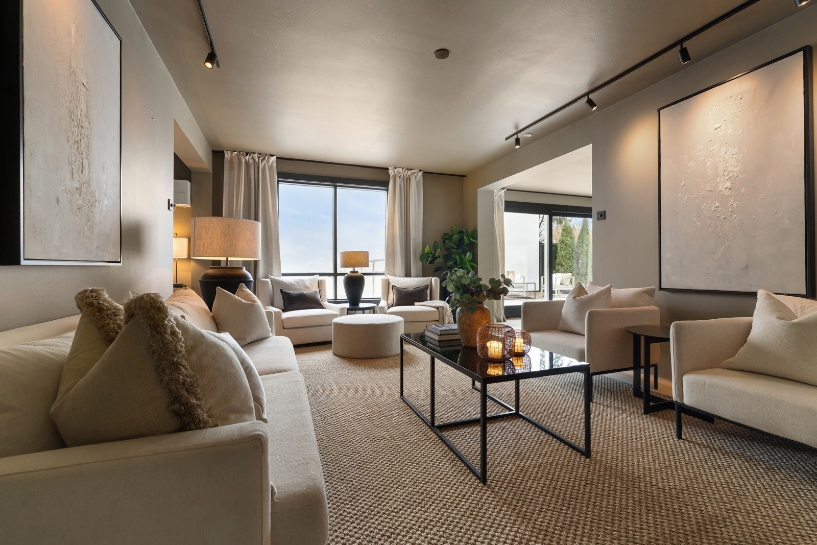 Lys og romslig stue med gjennomgående planløsning og flere gode soner for både sofa- og spiseplass. Galleribilde