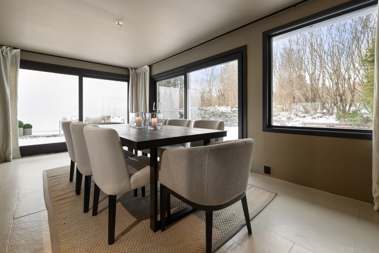 Store vindusflater slipper rikelig med natrulig lys inn. Galleribilde