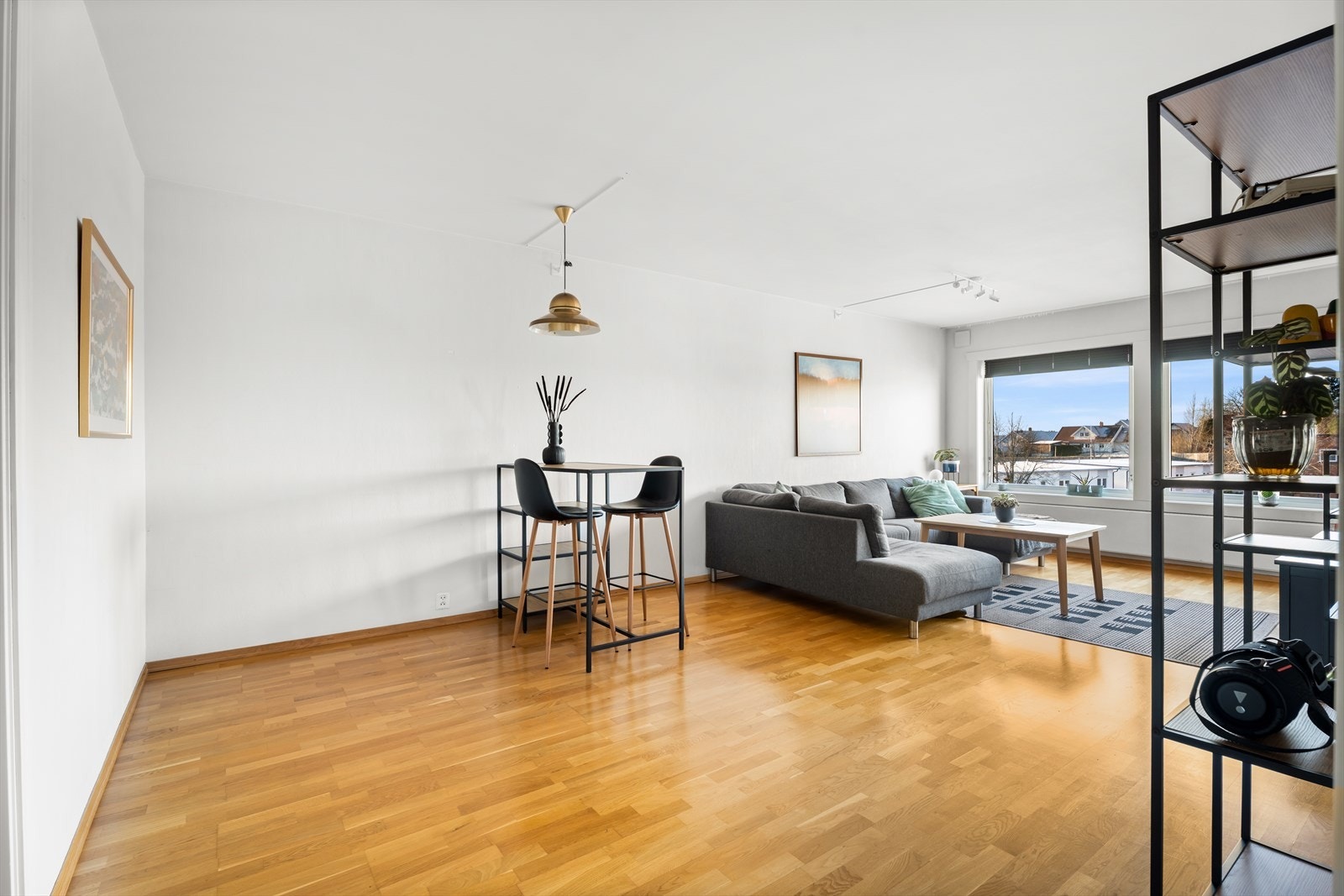 Store vinduer slipper inn rikelig med naturlig lys i stuen. Galleribilde