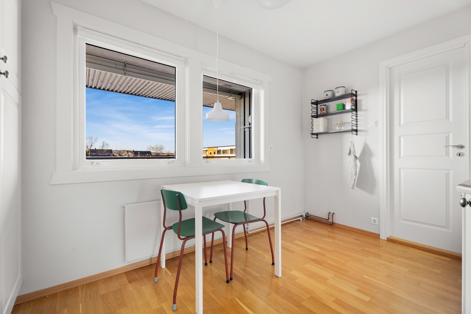 Store vindusflater gir godt lysinnslipp og utsyn fra kjøkkenet. Galleribilde