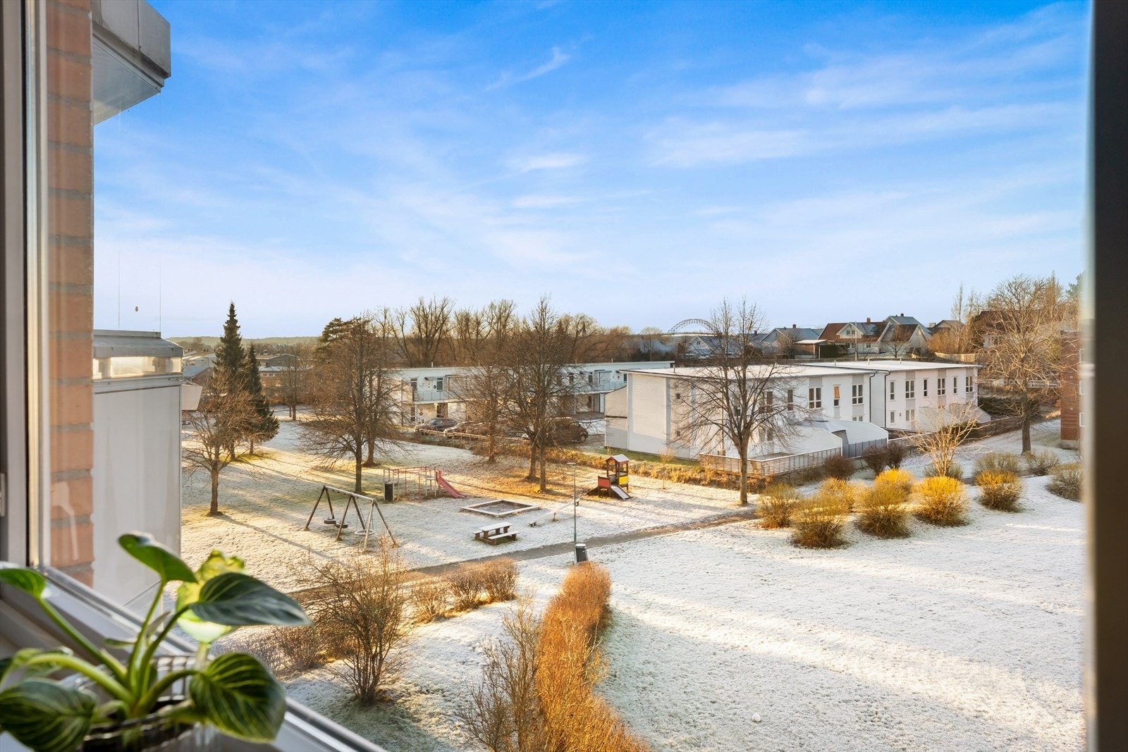 Fra stuevindu har du en solrik utsikt over et grøntområde og mot Fredrikstad brua - Her bpor du i et barnevennlig og trygt miljø! Galleribilde