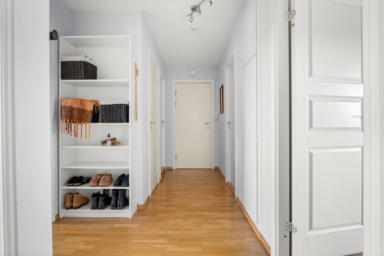 Garderobeskap gir effektiv oppbevaring, og det er plass til både sko og jakker. Galleribilde