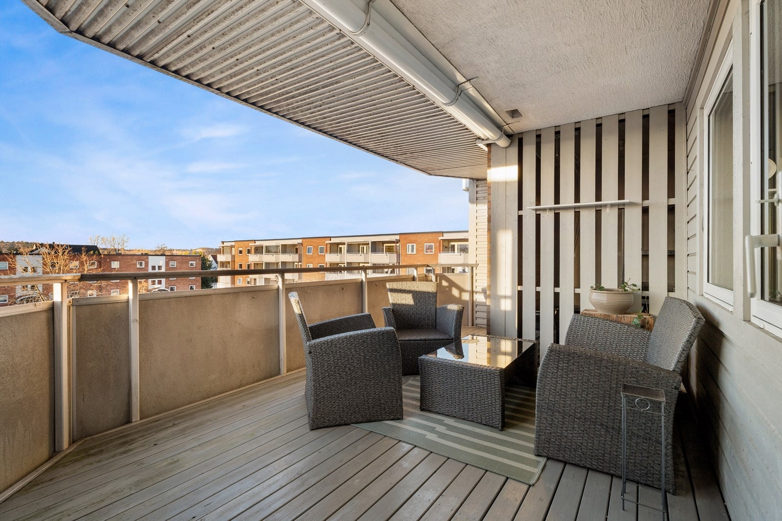 Fra stuen er det utgang til en vestvendt balkong på ca. 13 m² med beiset gulv og markise. Galleribilde