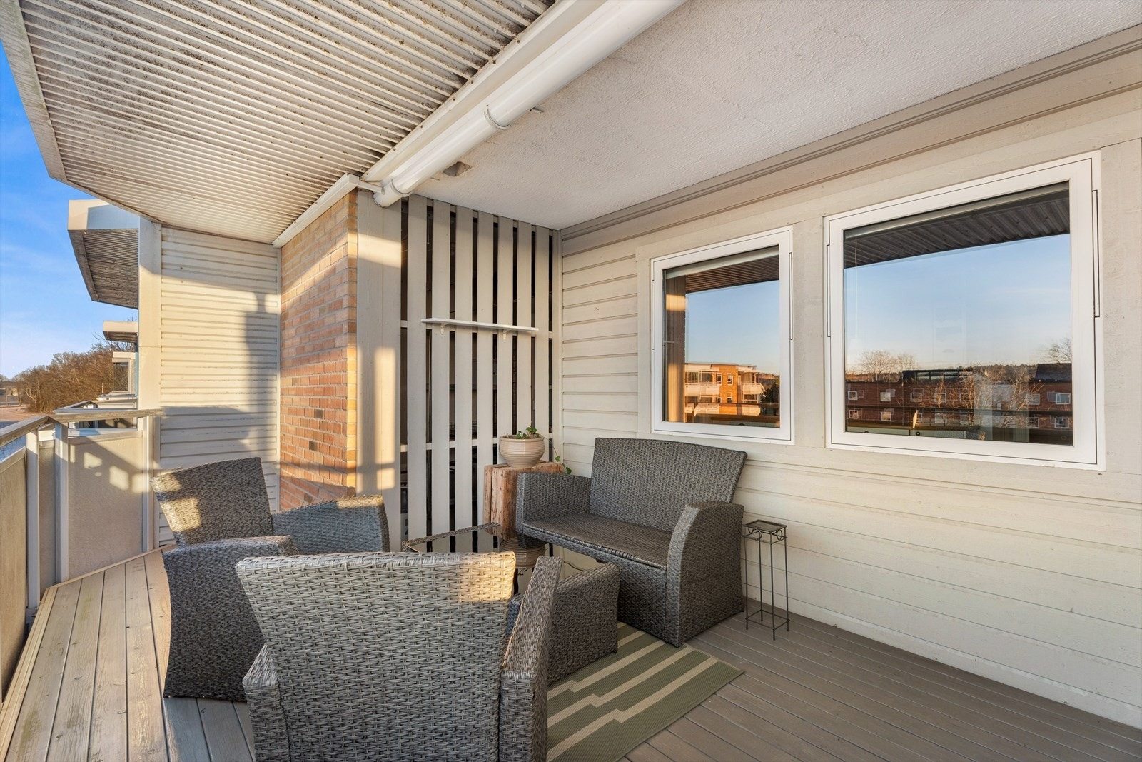 Størrelsen på balkongen gjør at det er enkelt å møblere med blant annet sofakrok, spisebord og grill. Galleribilde