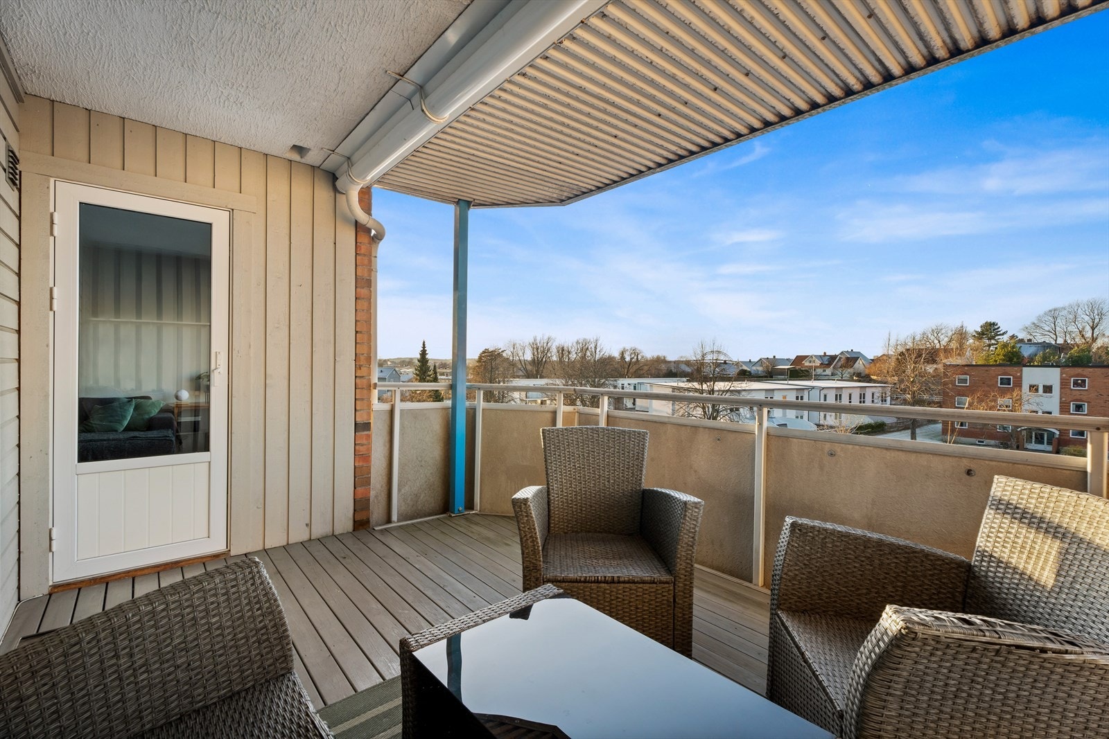 Sol hele ettermiddagen på balkongen frem til ca. kl. 22-23 på kvelden om sommeren. Galleribilde