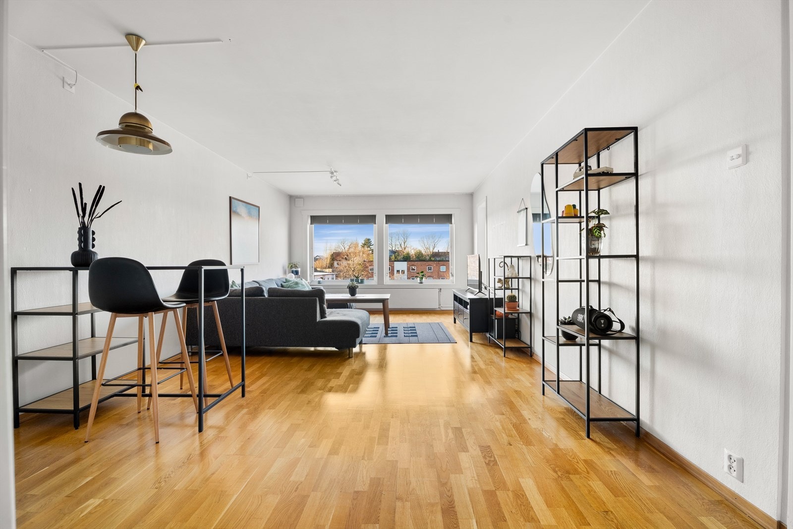 Stuens gode utforming og de tidløse fargevalgene på vegger legger et godt grunnlag for å innrede rommet etter eget ønske. Galleribilde