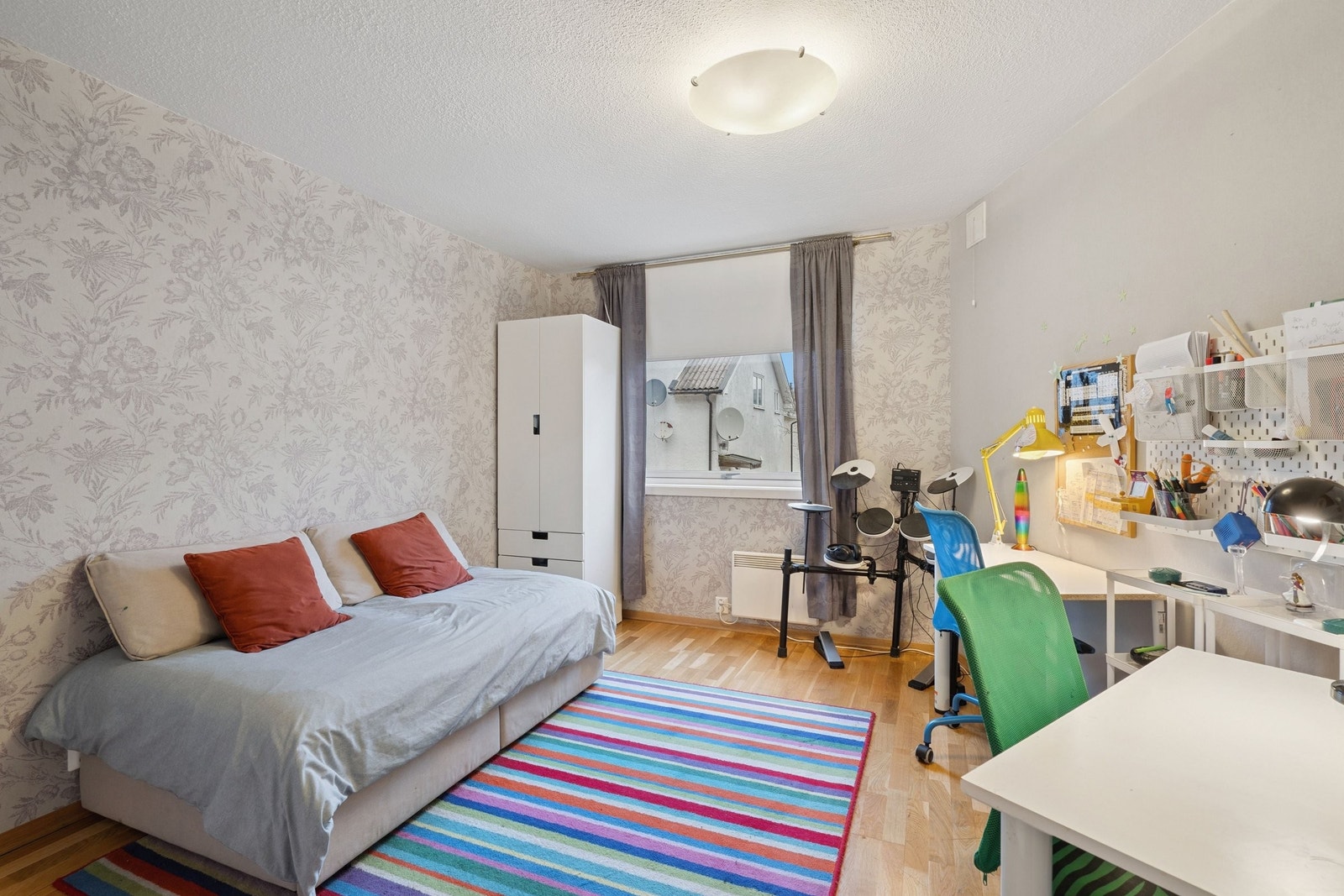 Romslig soverom mot nordøst som gir svale soverom om kvelden og glimt av morgensolen på morgenen. God plass til garderobeskap og kommode på soverommet. Galleribilde