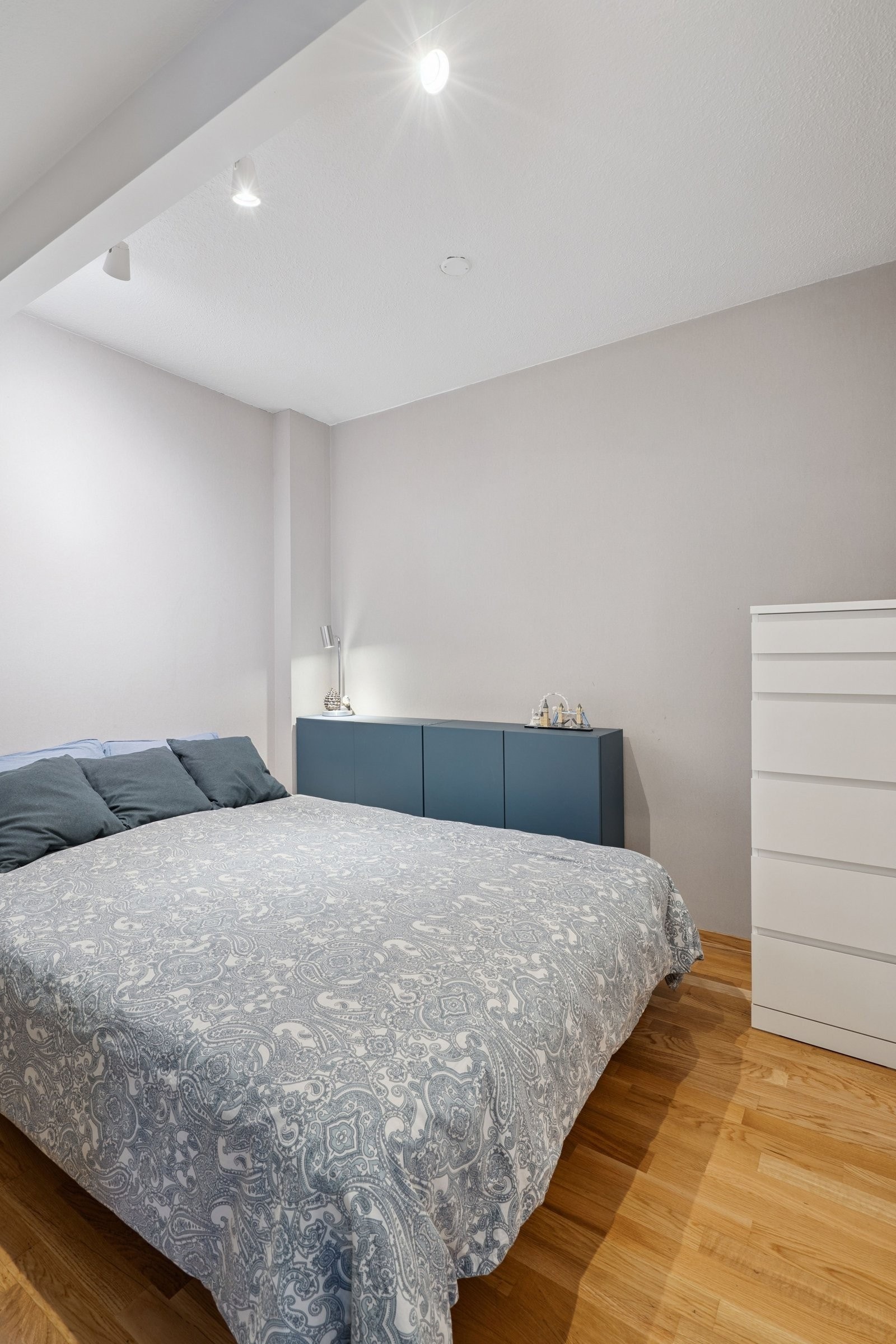 Sovealkove i stue. Det er plassert en garderobe i stuen for å skape en sovealkove. Skapet kan følger med hvis kjøperen ønsker det. Eller fjern den, så får du et mye større stue. Galleribilde