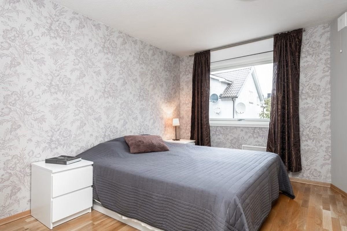 Her kan du se det samme soverommet med en stor seng. Galleribilde