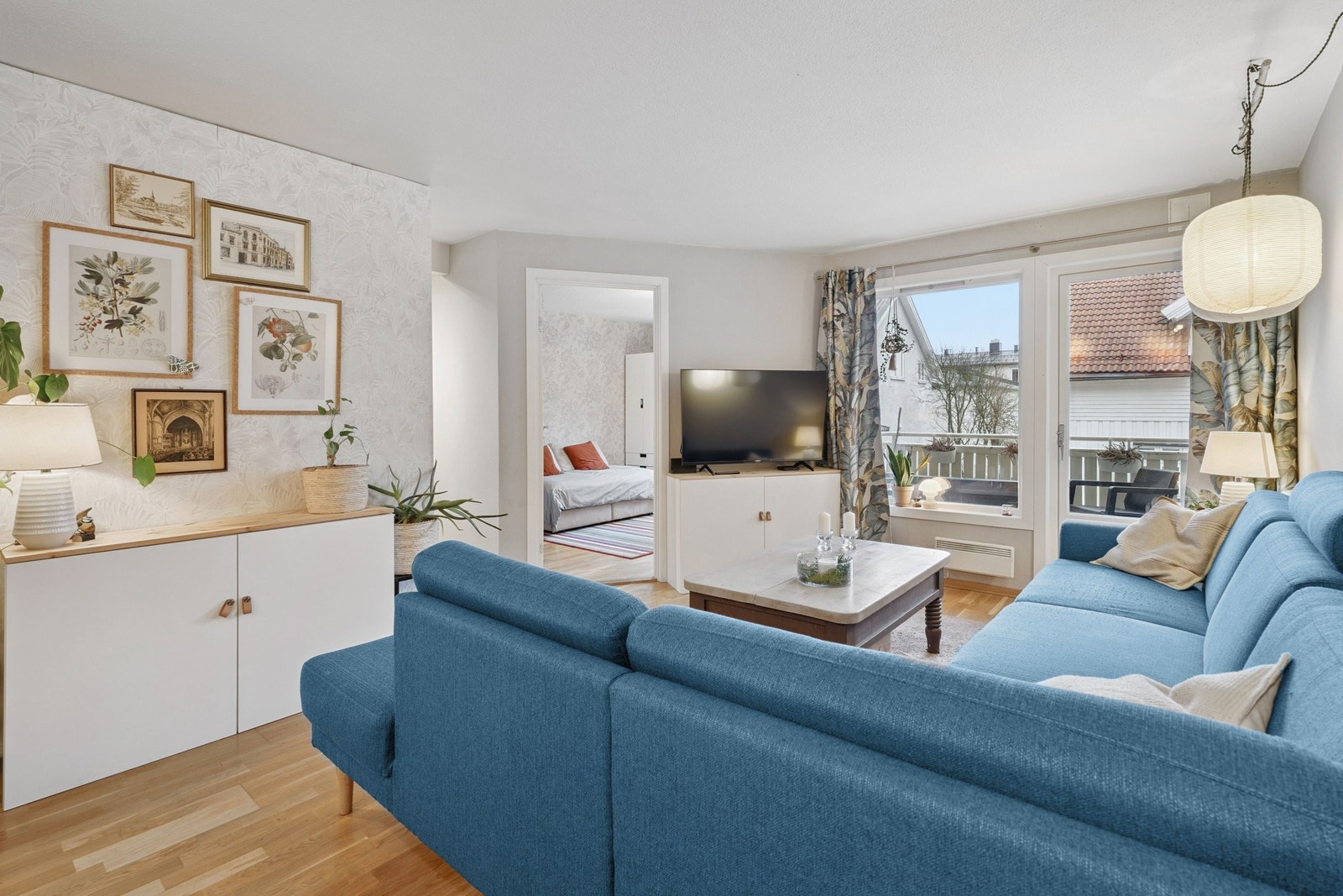 Fra gangen kommer man inn i stuen med god plass for både sofagruppe og spisebord. Galleribilde