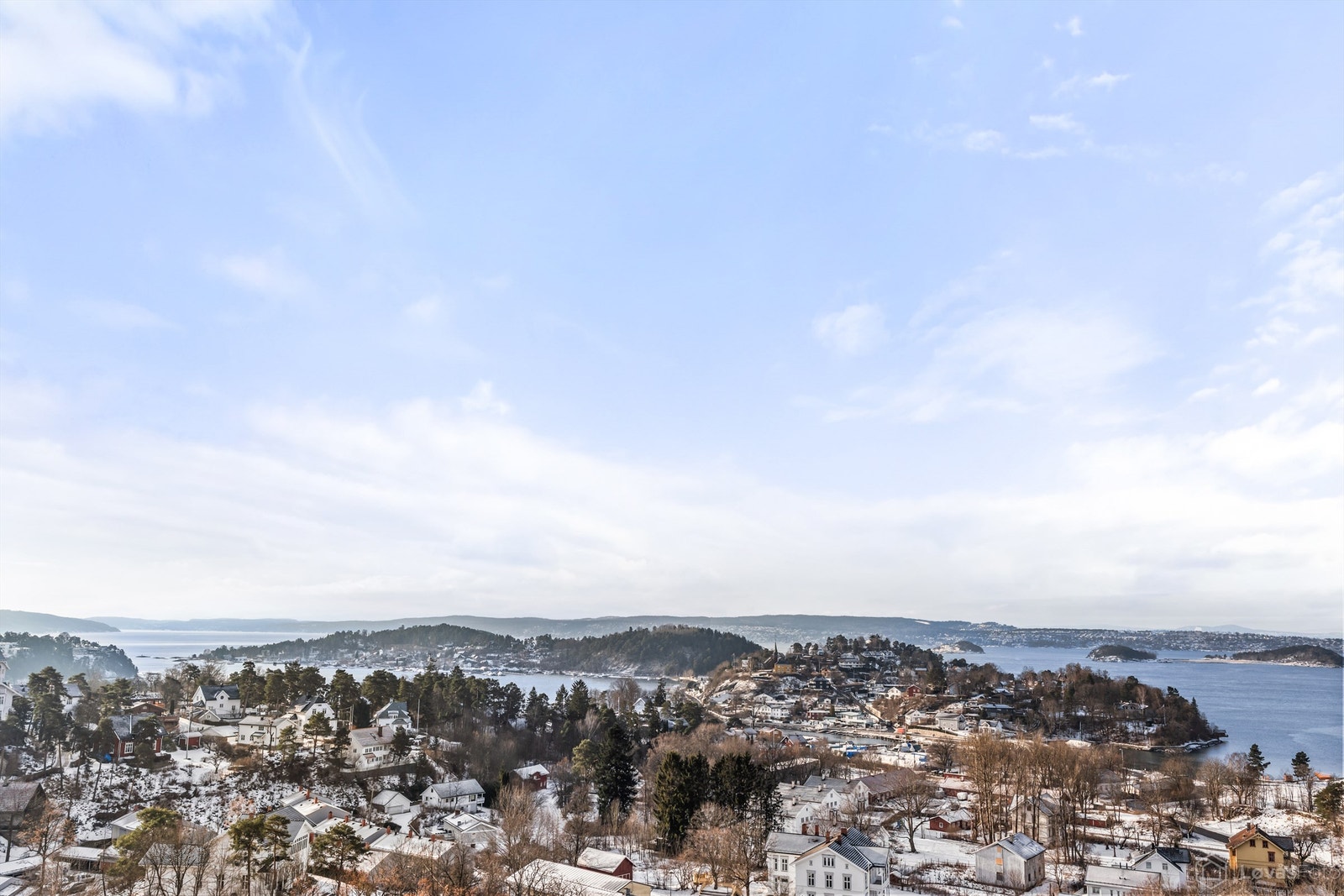 Området er rolig og etablert, med en blanding av grøntområder og boligbebyggelse. Galleribilde