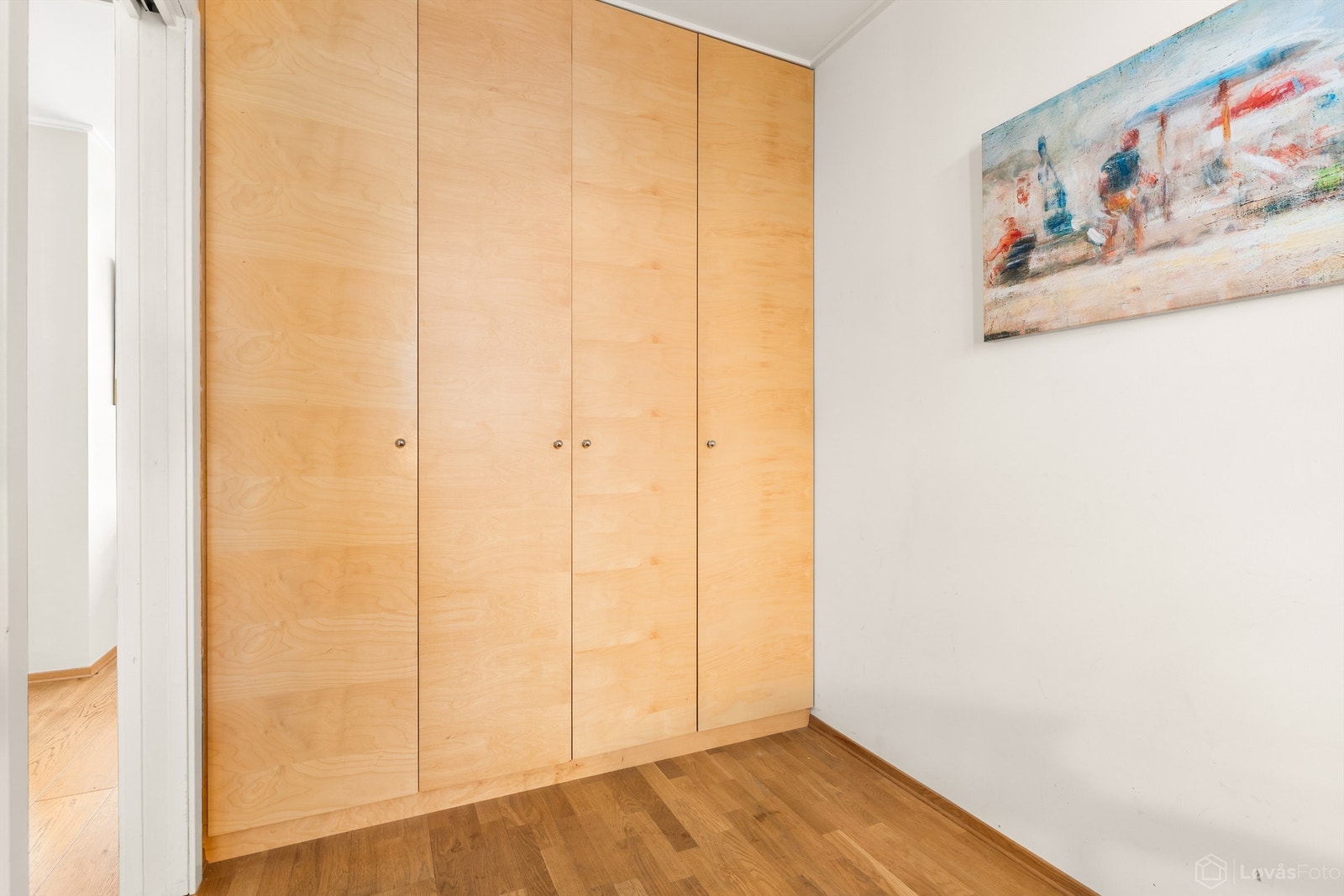 Også her er det integrerte garderobeskap for effektiv oppbevaring. Galleribilde
