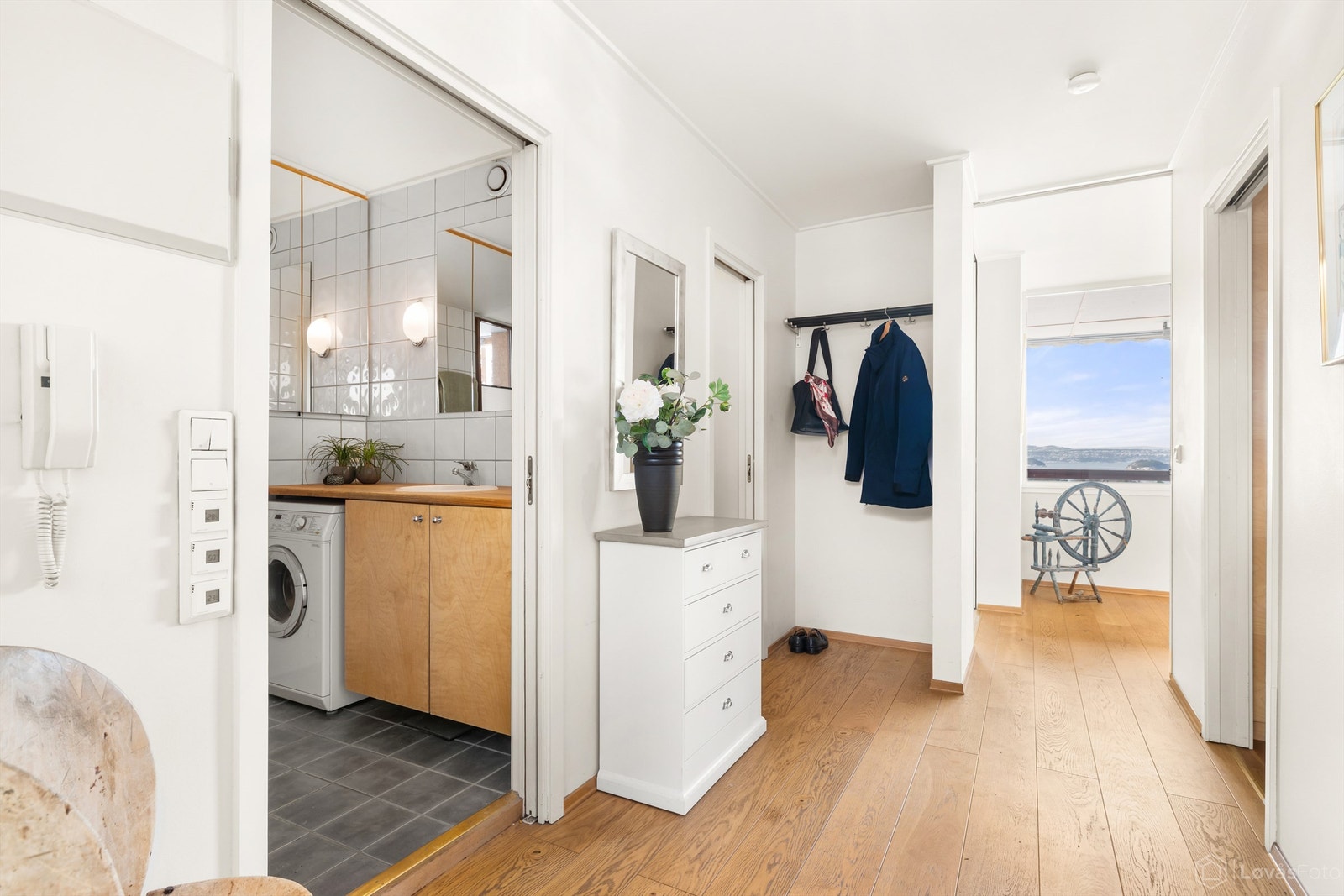 Gangen gir et godt overblikk og har direkte adkomst til badet. Galleribilde