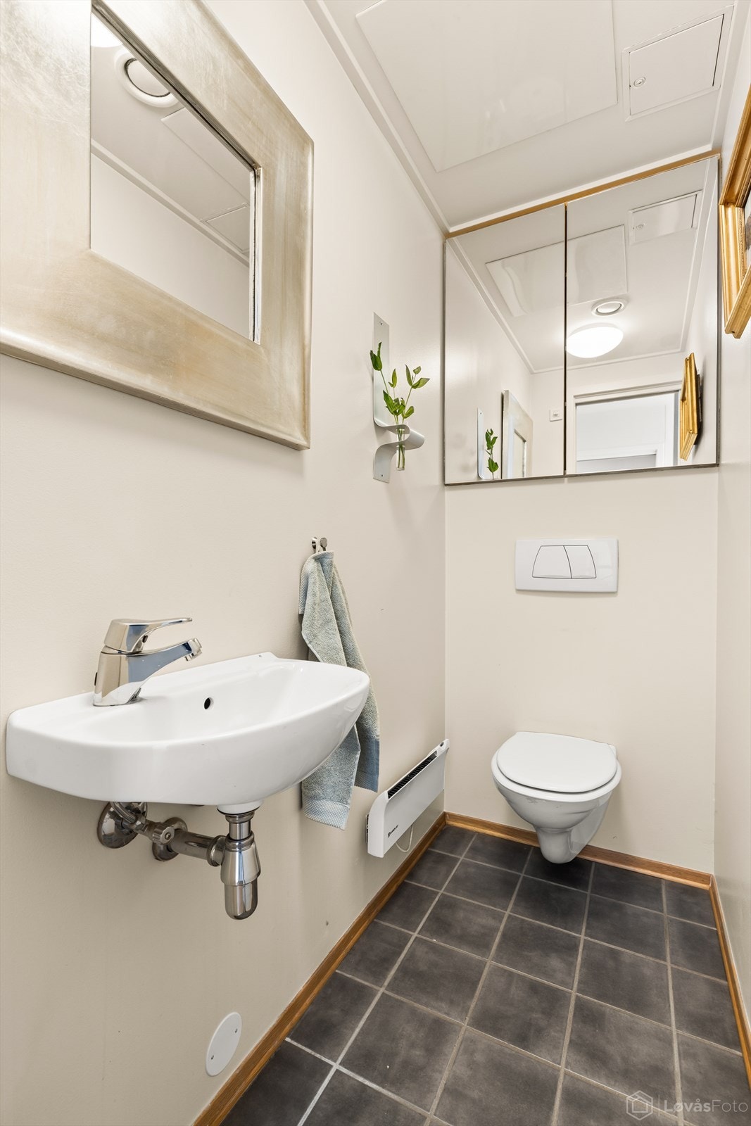 I tillegg til badet har leiligheten et separat toalettrom. Galleribilde