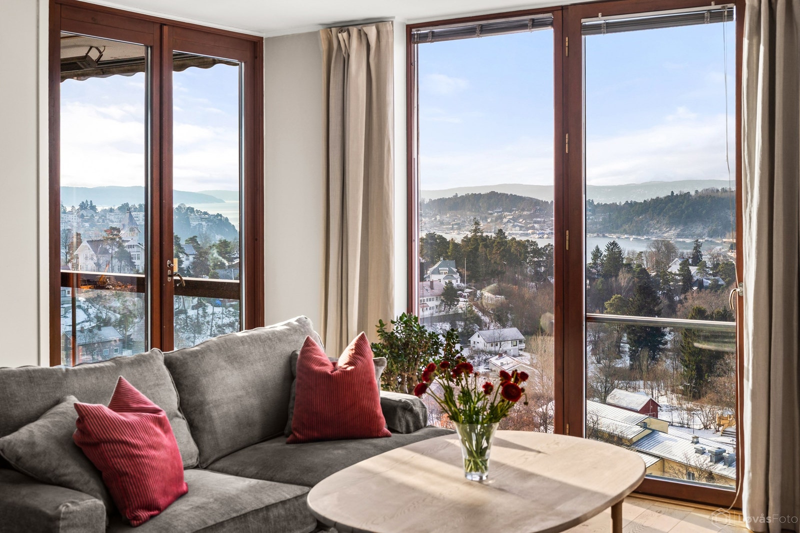 Utsikten strekker seg over Oslofjorden og gir et levende og vakkert skue året rundt. Galleribilde