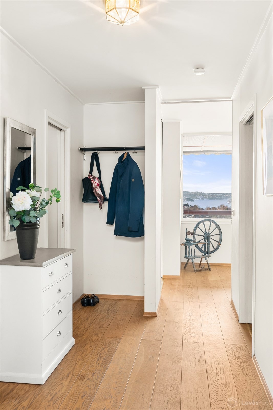 Fra gangen er det tilgang til leilighetens øvrige rom, og en praktisk bod i kjeller medfølger. Galleribilde