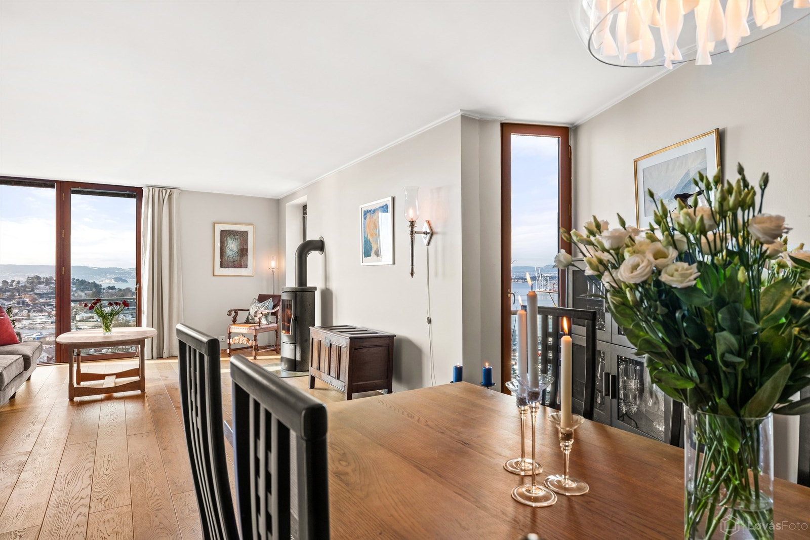 Også fra spiseplassen kan man nyte utsikten og lyset fra de store vinduene. Galleribilde