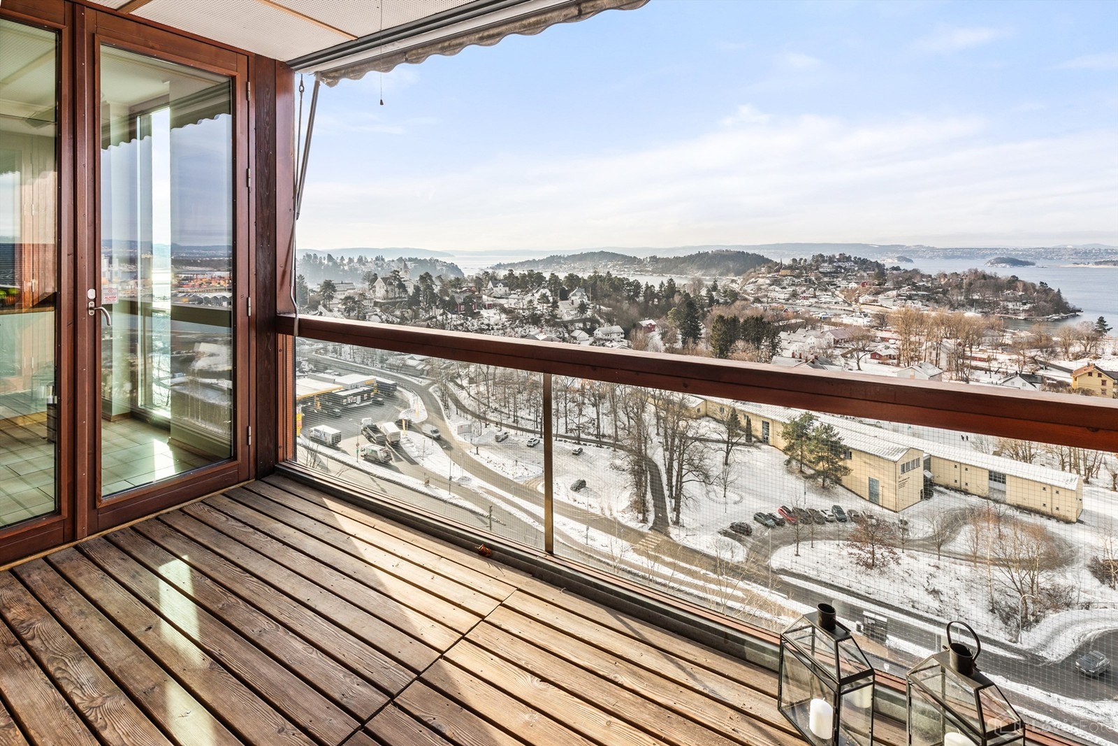 Balkongen har god plass til en sittegruppe hvor man kan nyte utsikten over nærområdet. Galleribilde