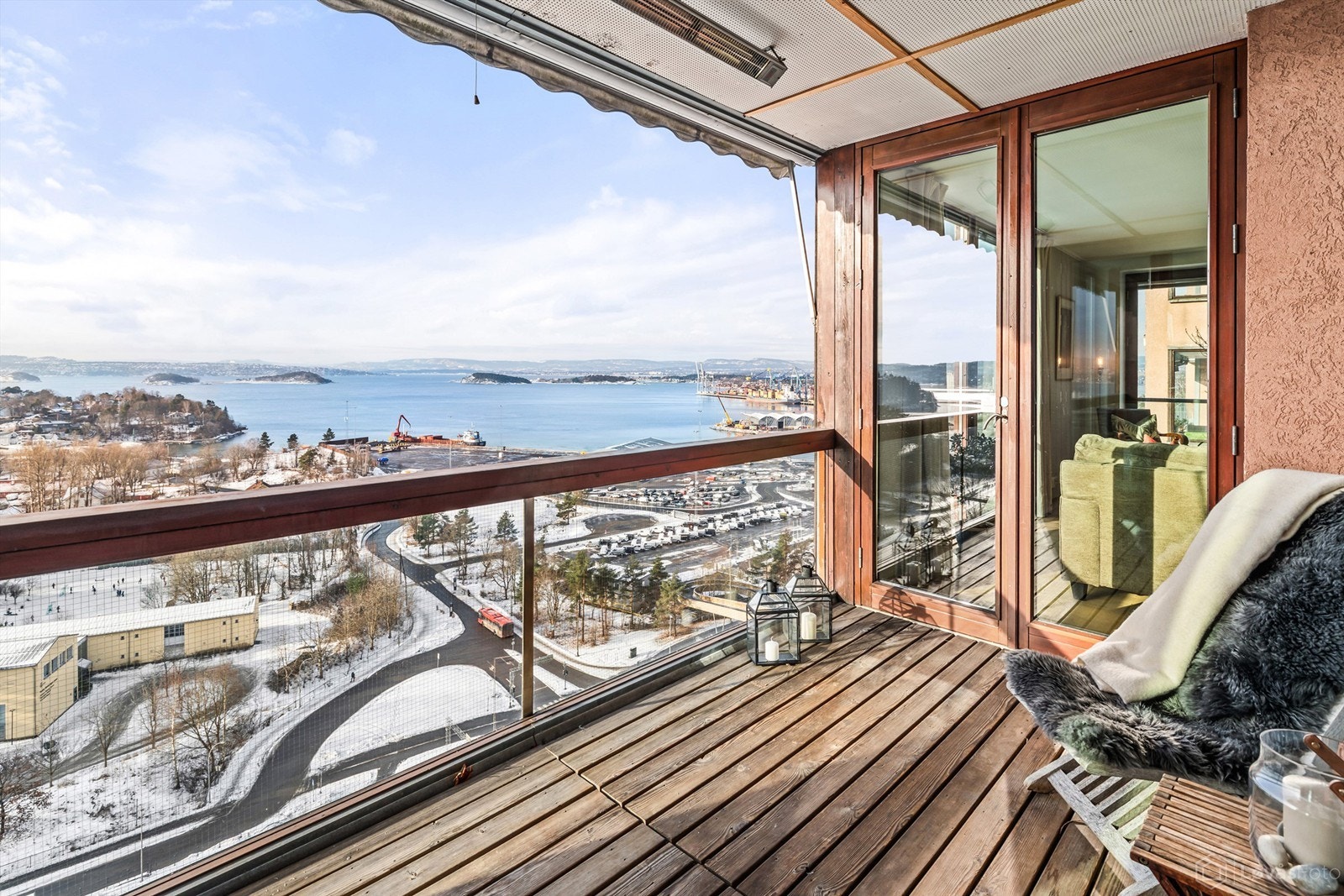 En endeleilighet med store vindusflater som rammer inn en enestående utsikt over fjorden. Galleribilde