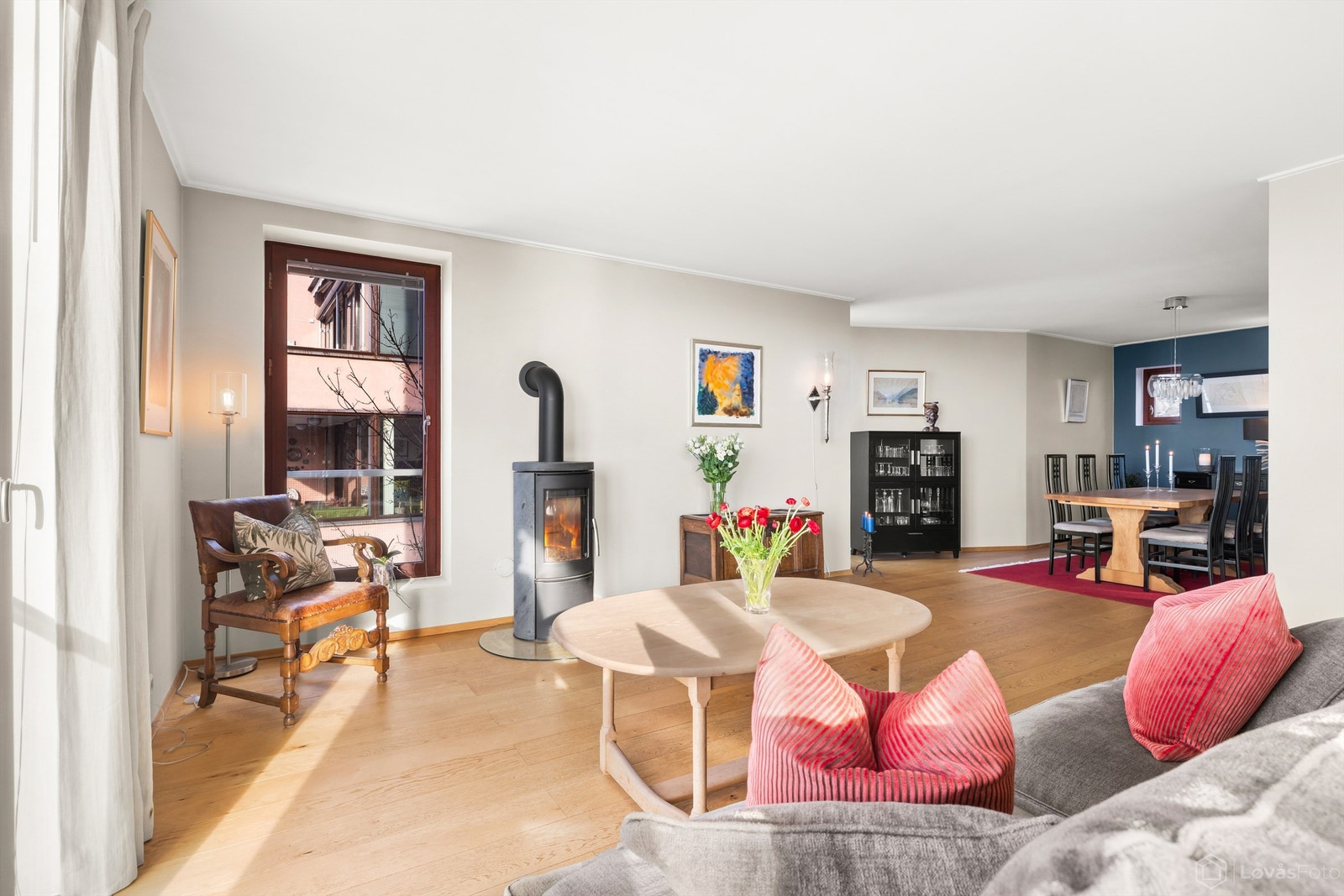 Stuen er romslig og har en peisovn som gir ekstra varme og hygge. Galleribilde