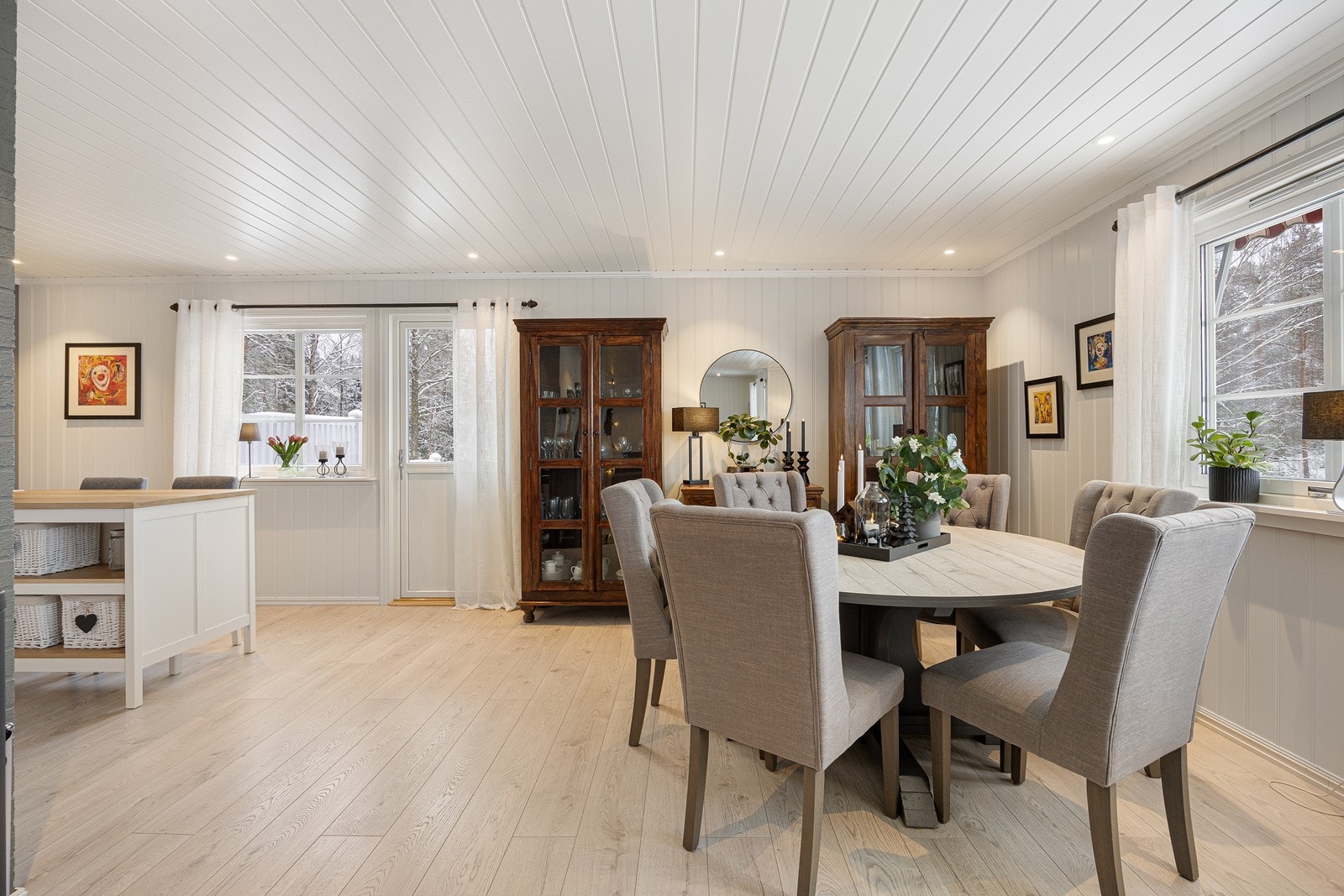 Ved kjøkkenet er det utgang til den hyggelige terrassen, og det er god plass til et større spisemøbel foran det ene vinduet. Galleribilde