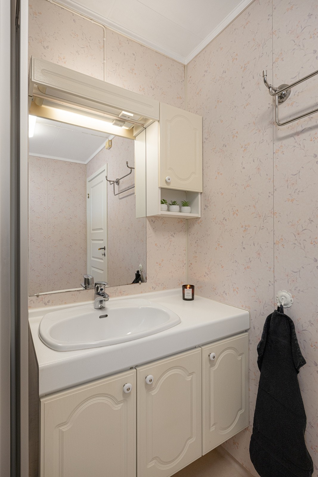 Badet ligger i første etasje, og har lyse våtromsplater på veggene og lyst belegg på gulv med gulvvarme. Galleribilde