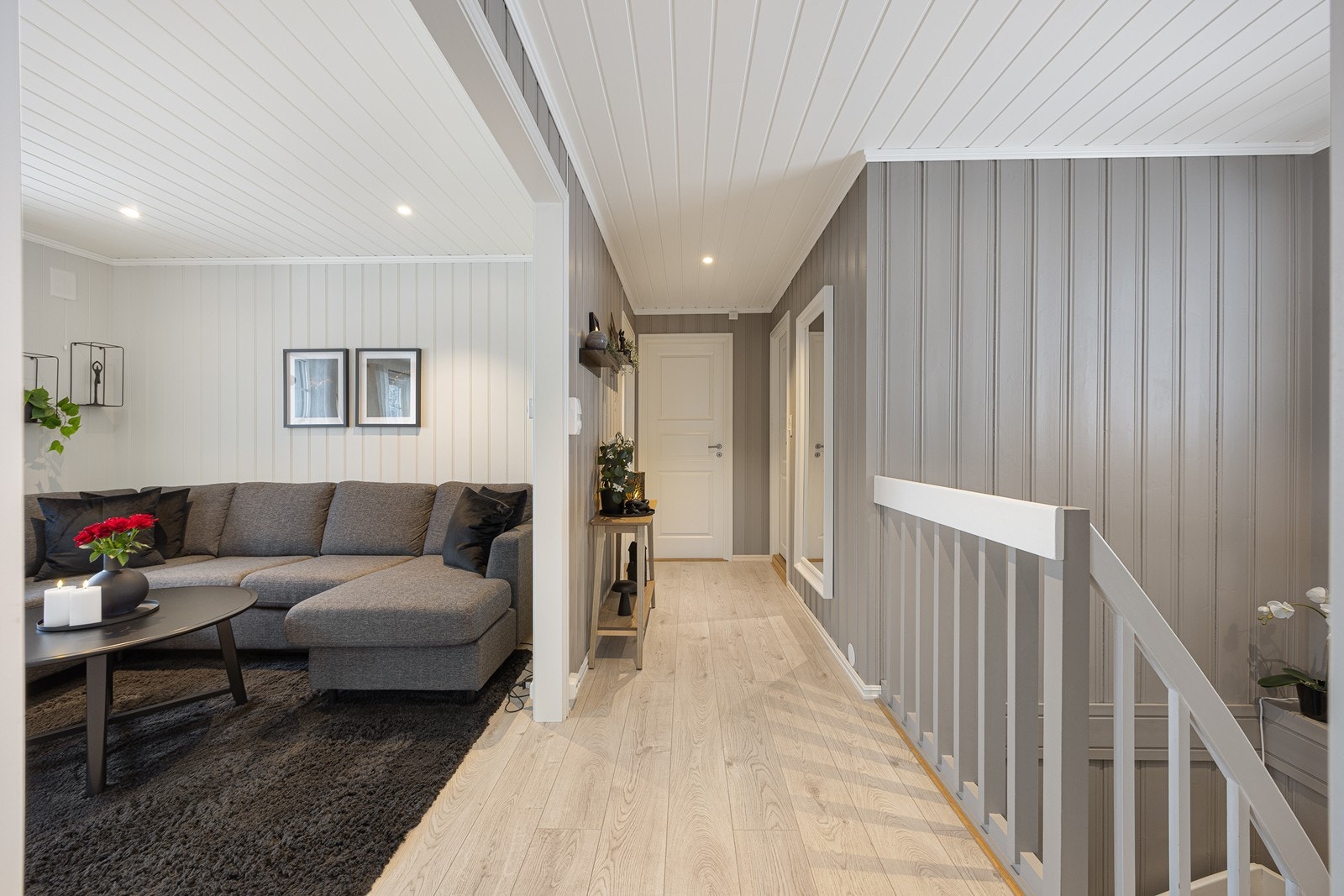 I tillegg til stue og kjøkken har etasjen to soverom og et bad. Galleribilde