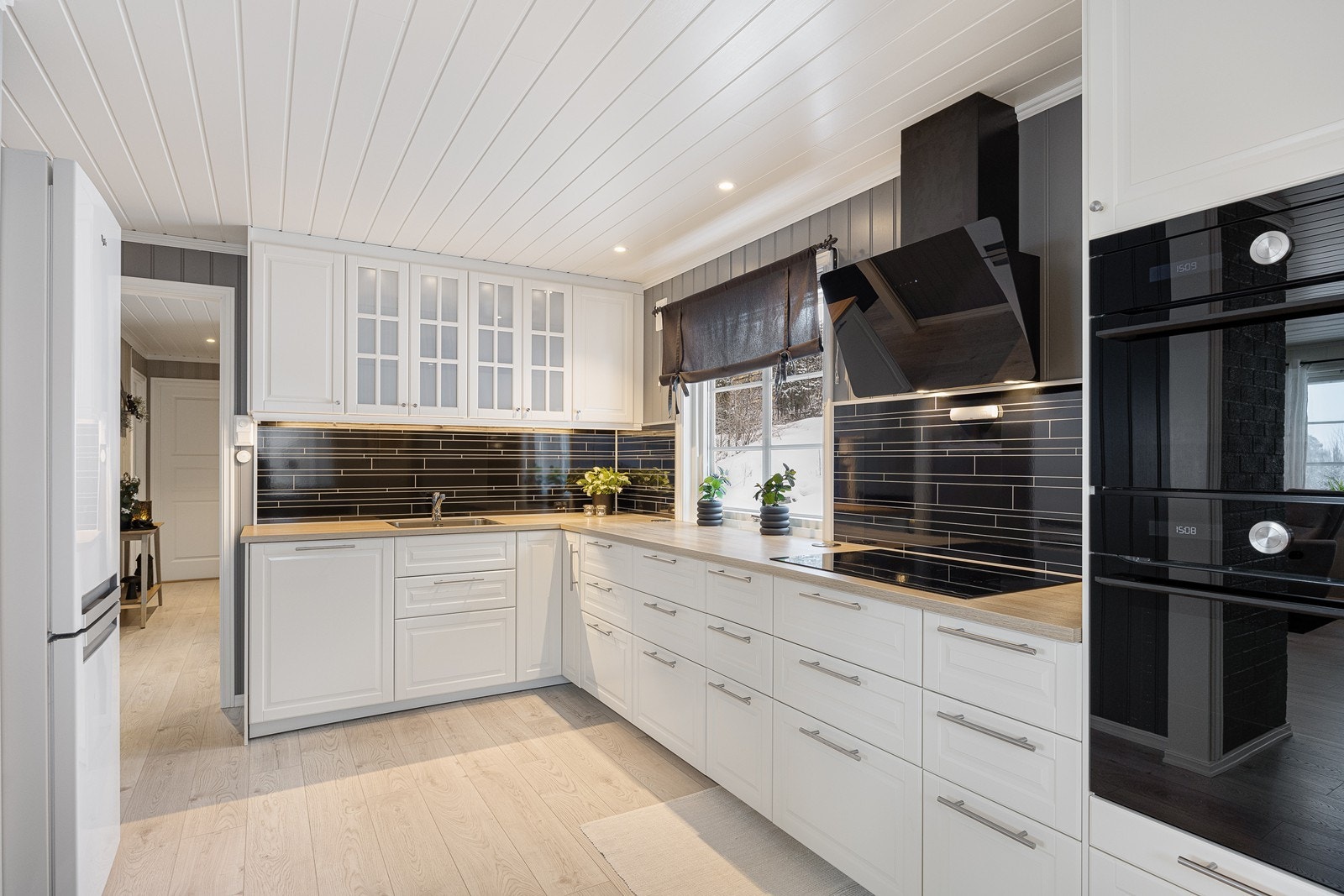 Kjøkkenet, som var nytt i 2019, har et klassisk og tidsmessig design med gode benkeflater og rikelig med oppbevaringsplass. Galleribilde