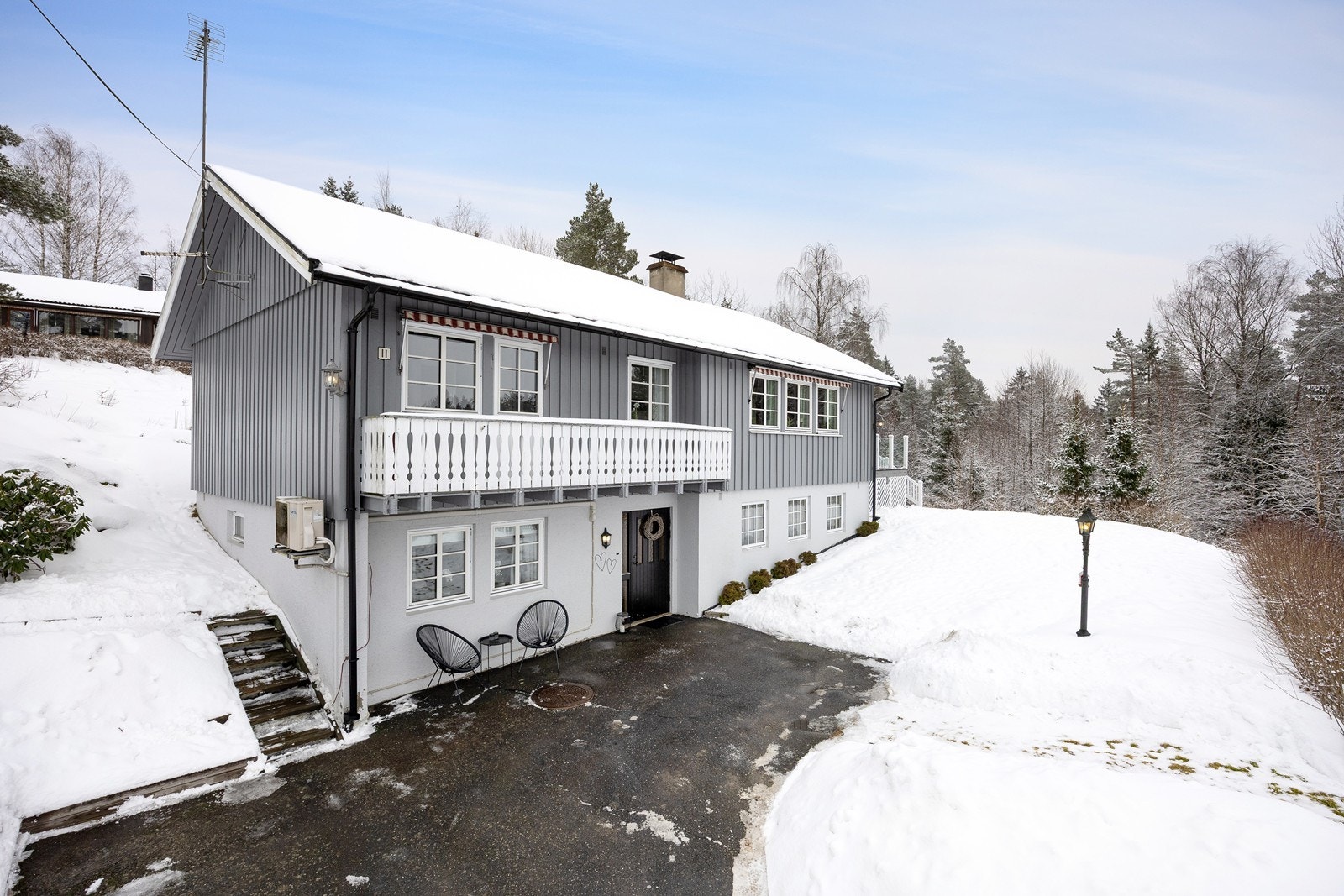 Eiendommen ligger barnevennlig, naturnært og rolig til, lengst inn i en blindvei. I nærområdet er det både busstopp, gatekjøkken og matbutikk, og det er kort vei til skole, barnehage og idrettsanlegg. Galleribilde