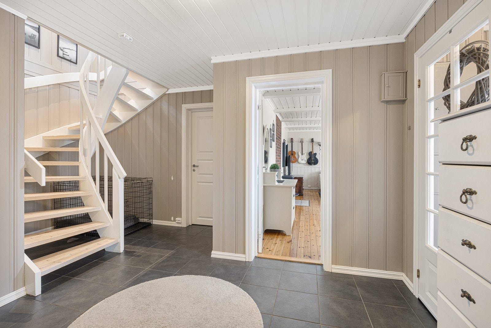 Det åpne trappeløpet til 1. etasje er praktisk plassert i hallen i underetasjen. Galleribilde