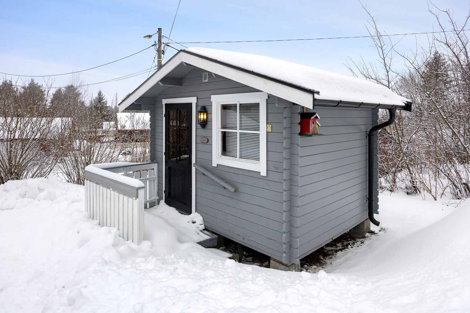 På eiendommen står det også et lite uthus med lagringsmuligheter. Eller kanskje som et lekehus til glede for de minste i familien. Galleribilde