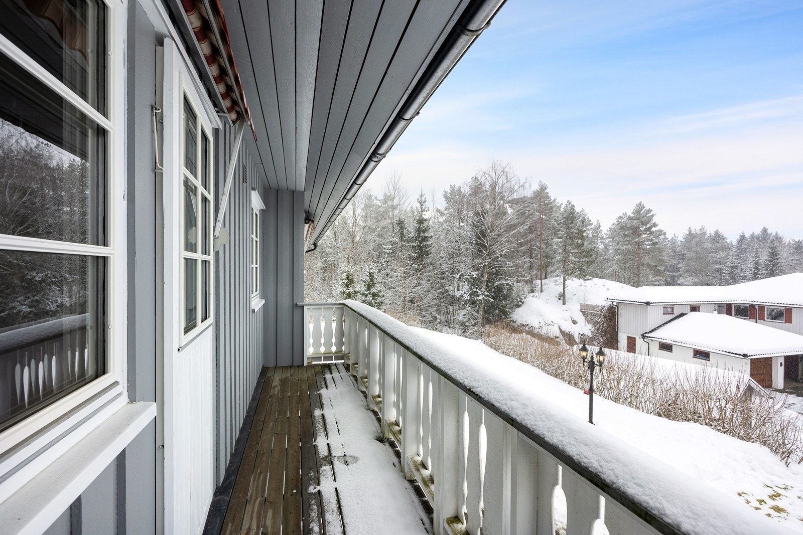 Fra hovedsoverommet i første etasje er det utgang til en vestvendt luftebalkong. Galleribilde