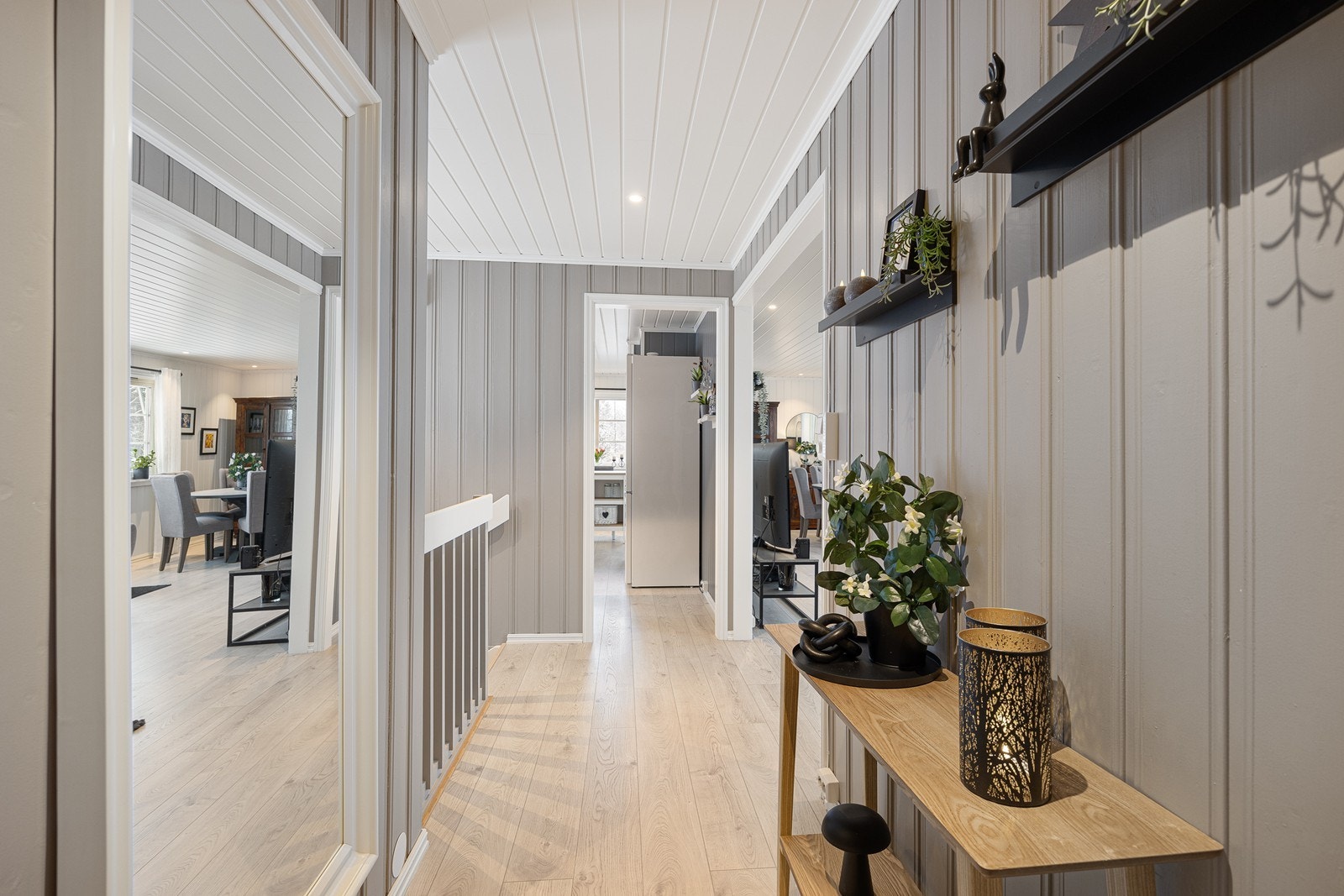 Boligen oppleves som lys og luftig med moderne overflater, samt en planløsning over to etasjer med god plass til hele familien. Galleribilde