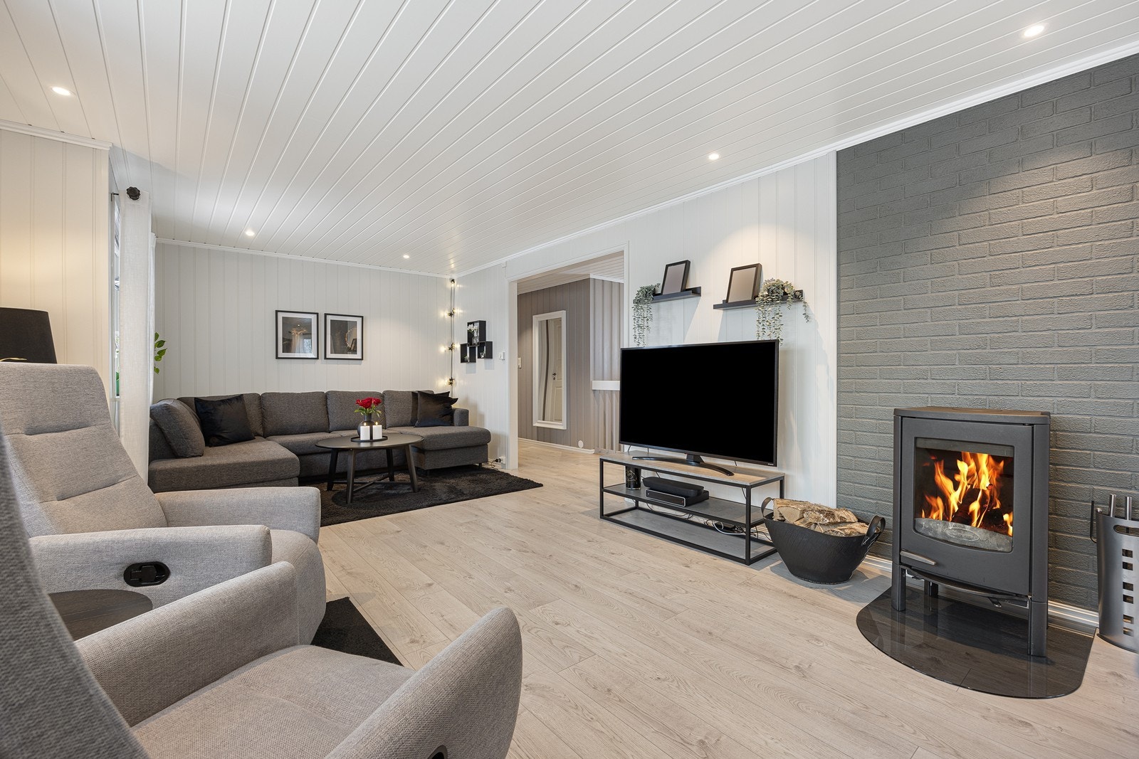 Det er montert downlights i himlingen, og stuen har en moderne peisovn fra 2008. Galleribilde