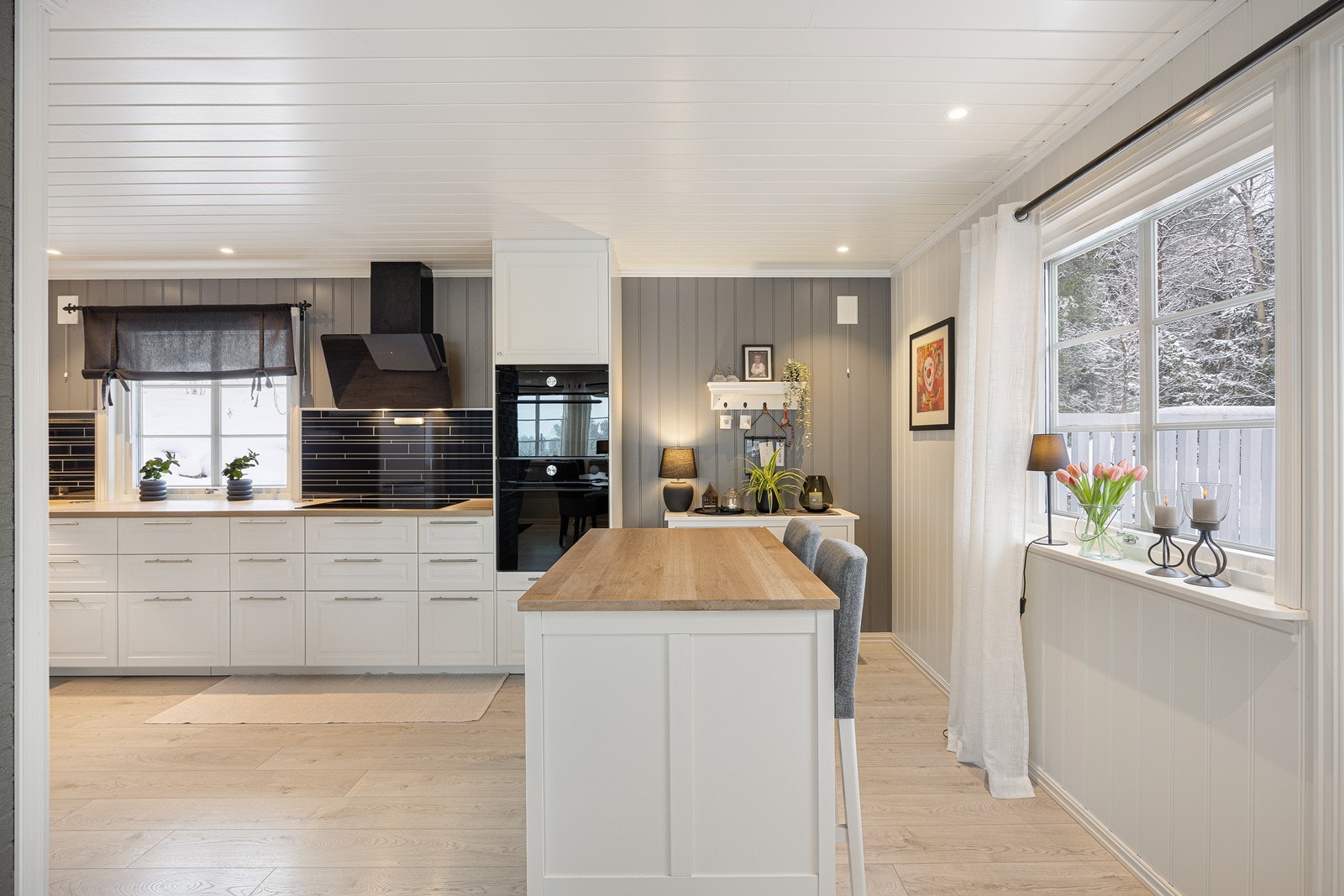 Videre er kjøkkenet utstyrt med integrerte hvitevarer som oppvaskmaskin, mikrobølgeovn, kombiovn og koketopp, samt ventilator, komfyrvakt og god arbeidsbelysning. Galleribilde