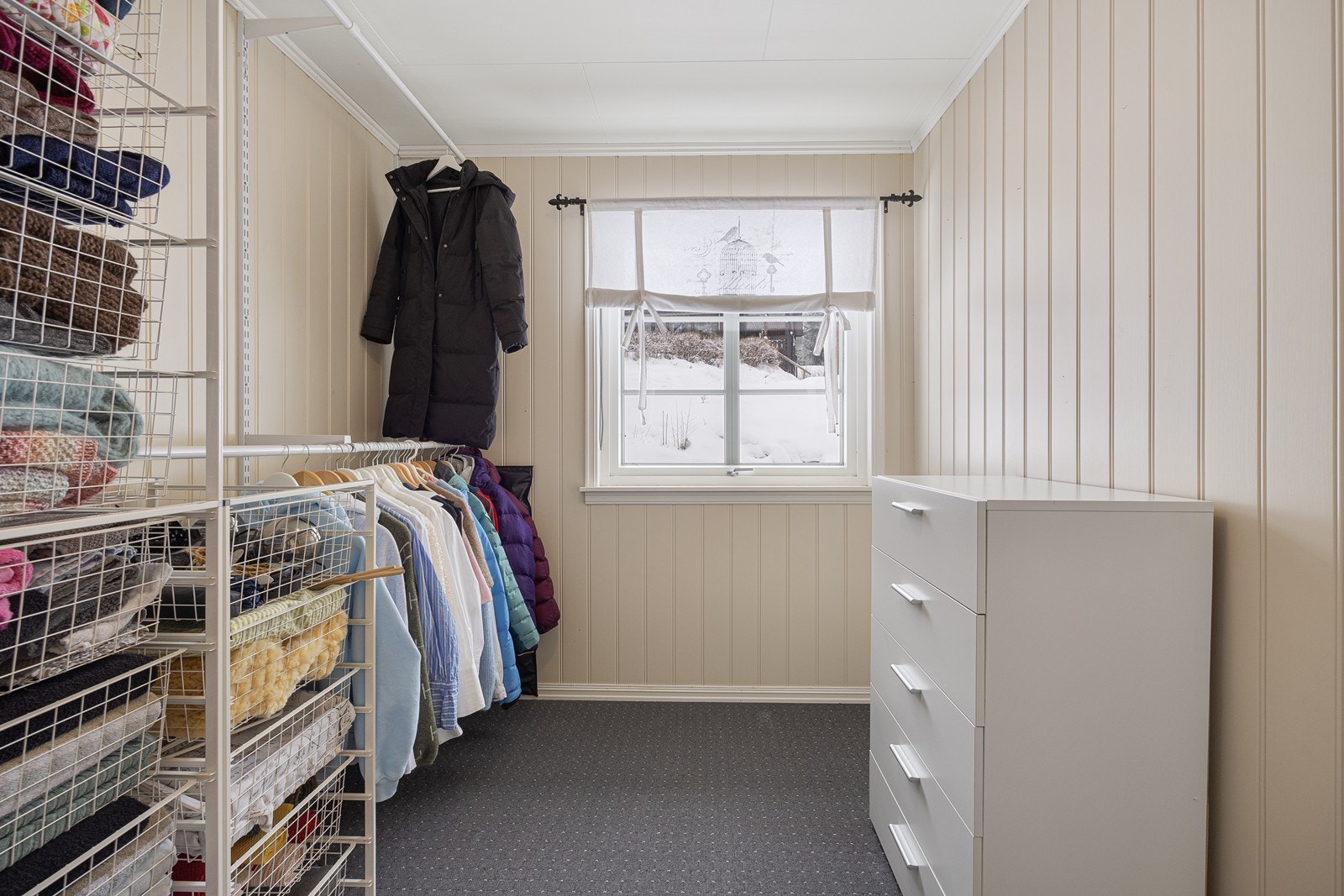 Det andre soverommet i etasjen er i dag brukt som garderoberom. Galleribilde