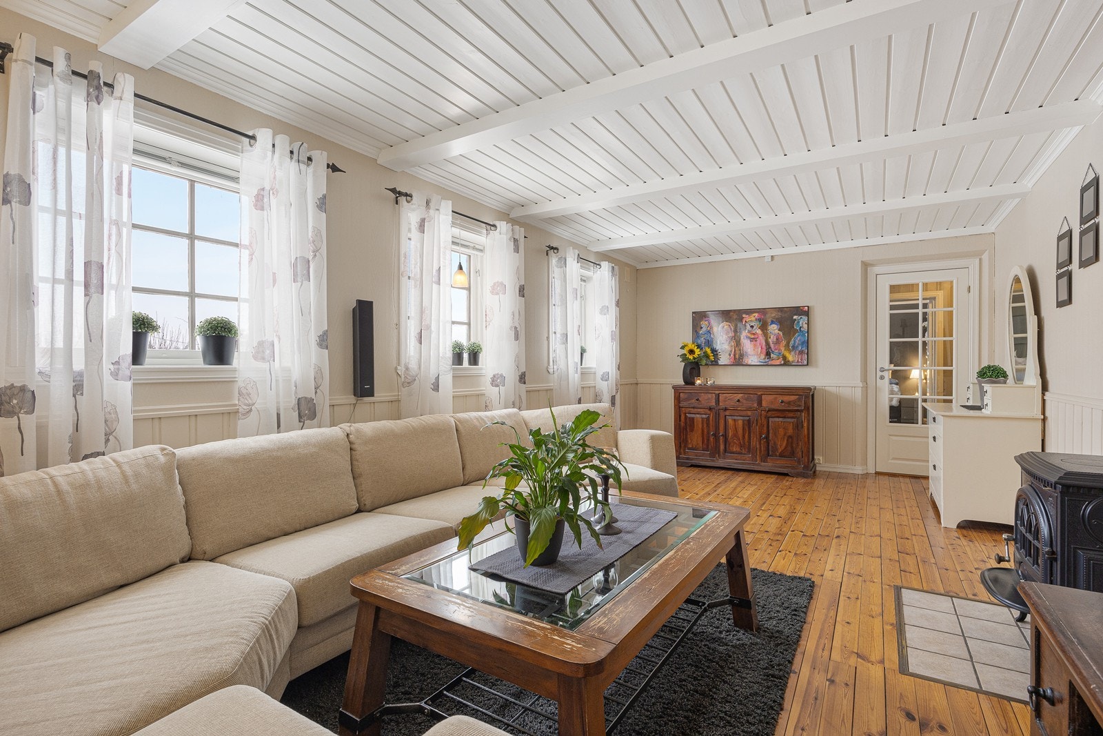 I underetasjen er det en koselig kjellerstue. Rommet har lysmalte vegger og originalt heltregulv. Galleribilde