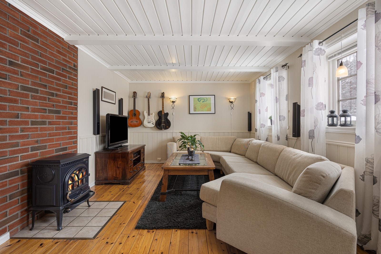 En peisovn i støpejern sørger for ekstra varme og hygge på kaldere kvelder. Galleribilde