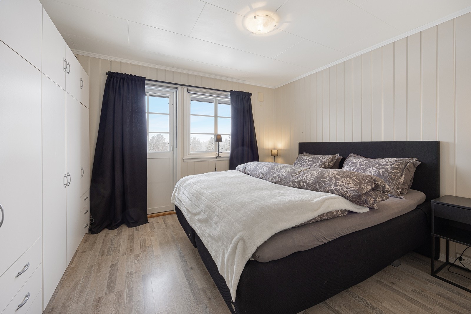 Hovedsoverommet er malt opp i en dus beigetone som står godt til laminatgulvet, og rommet har utgang til en vestvendt luftebalkong. Galleribilde