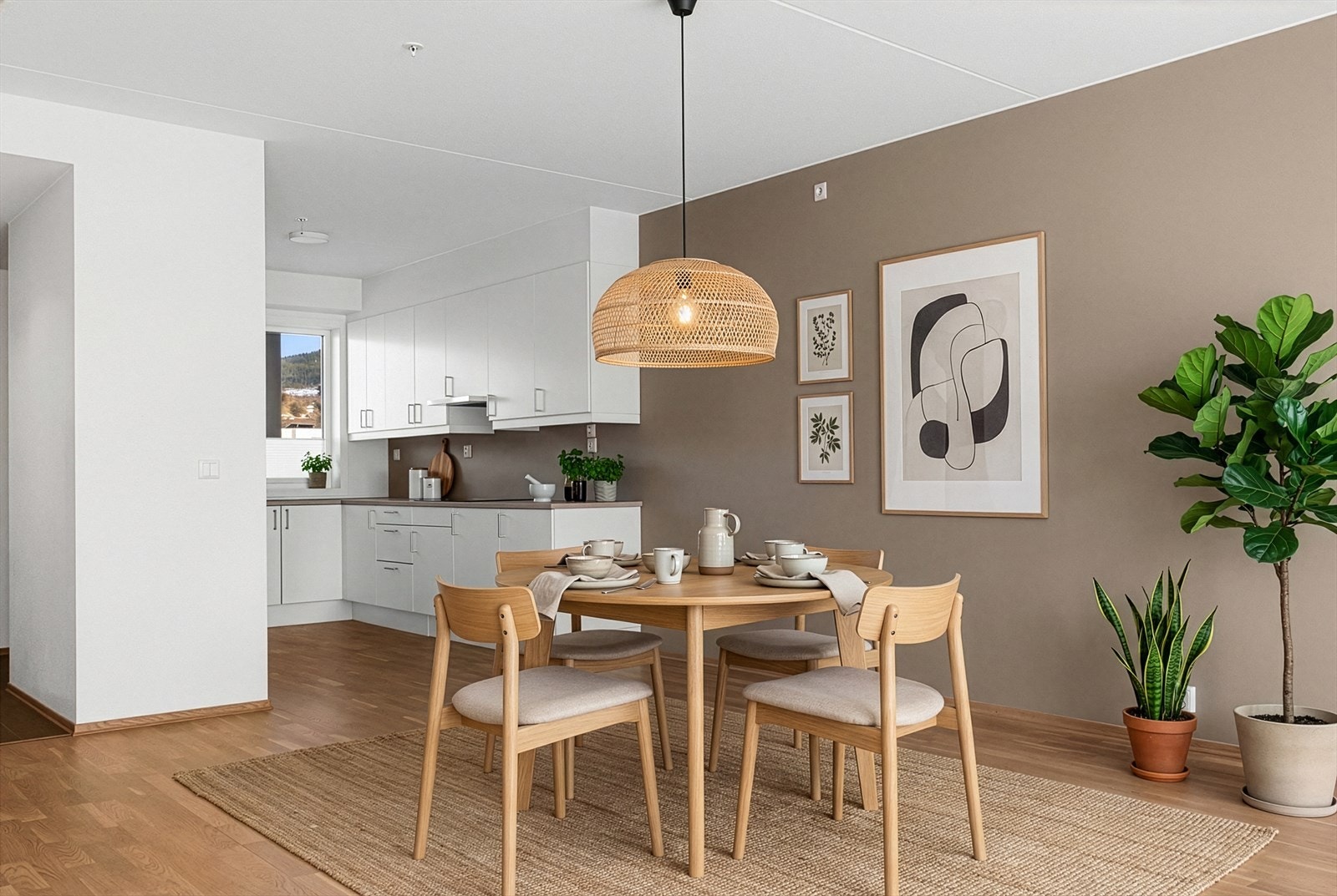 Her vil du få en moderne 3-roms leilighet fra 2020 med gjennomlys og flotte fargevalg.
Digitalmøblert med spisegruppe, planter og bilder. Galleribilde