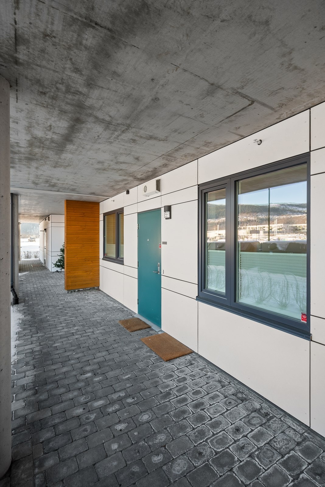 Kort avstand (300m) til Melhus sentrum med et godt utvalg av servicetilbud. Her er det også hyppige kollektivavganger med både buss og tog. Galleribilde