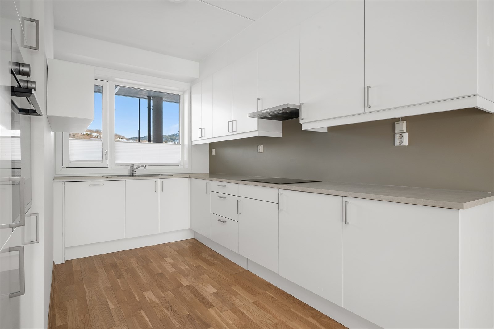 Kjøkkenet har godt med skap- og benkeplass for god arbeidsflyt! Galleribilde