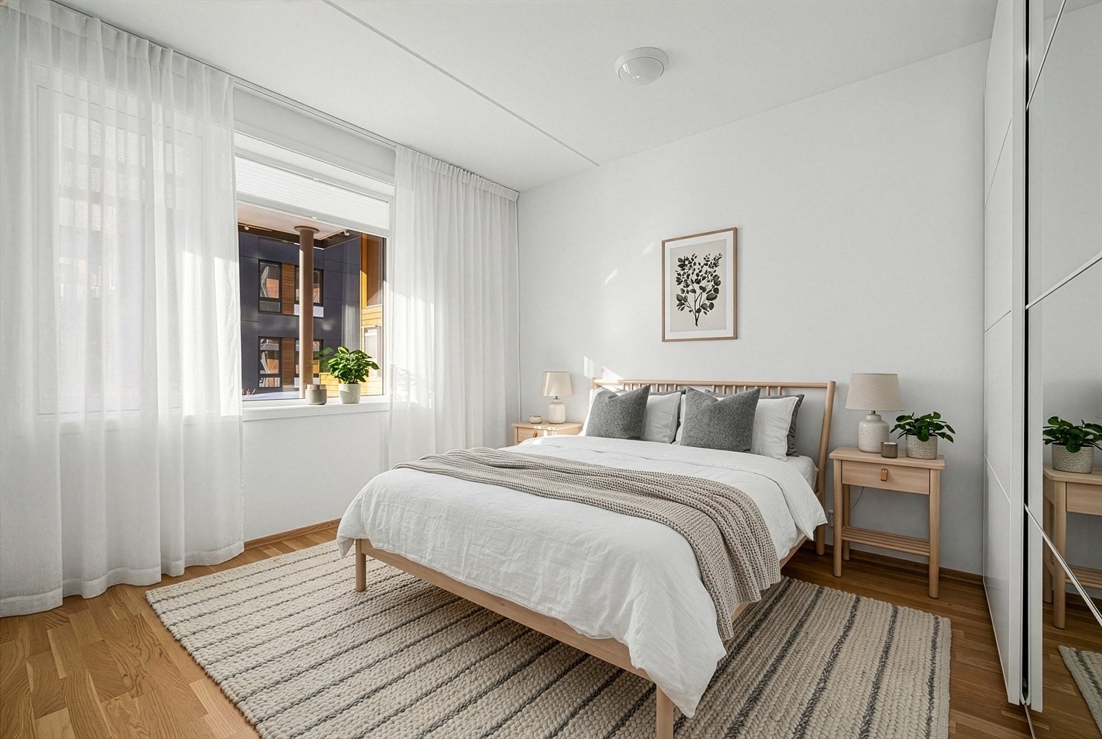 Hovedsoverommet er på romslige 11,5 kvm, med god plass til dobbeltseng, garderobeskap og annet møblement.
Digitalmøblert med dobbelseng, gulteppe, nattbord, planter, bilde og gardriner. Galleribilde