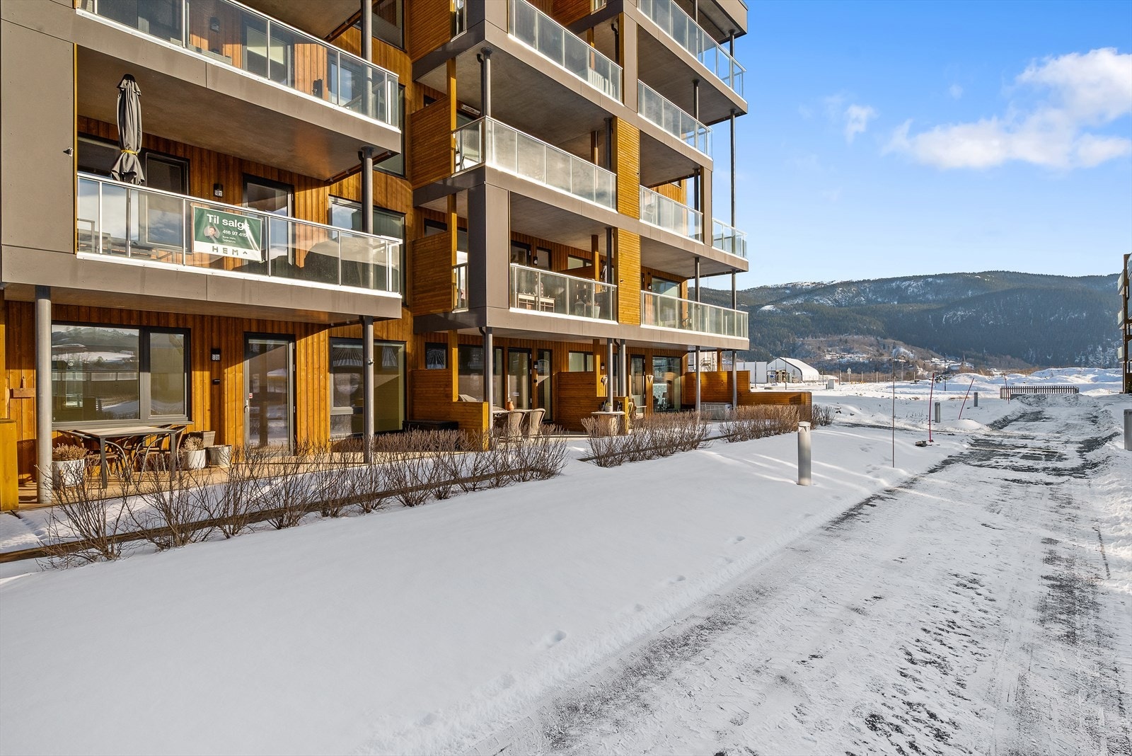 Fra terrassen kan man enkelt gå ut til det godt opparbeidede fellesområdet til sameiet. Galleribilde